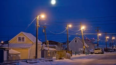 La ciudad de EE. UU. donde no amanecerá hasta 2026: así vive Utqiagvik la noche polar