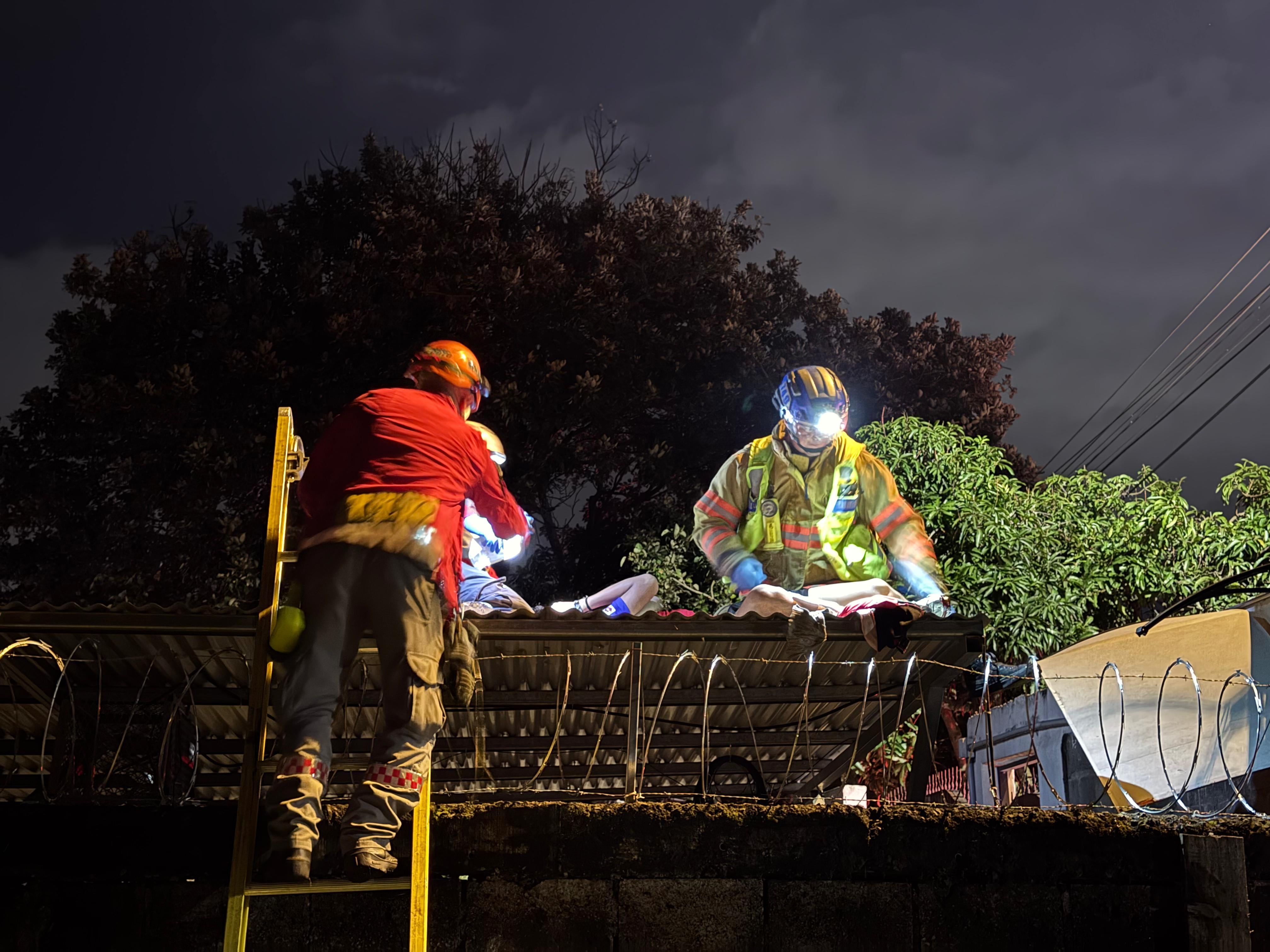Menor de 15 años fue rescatado de un techo de una casa