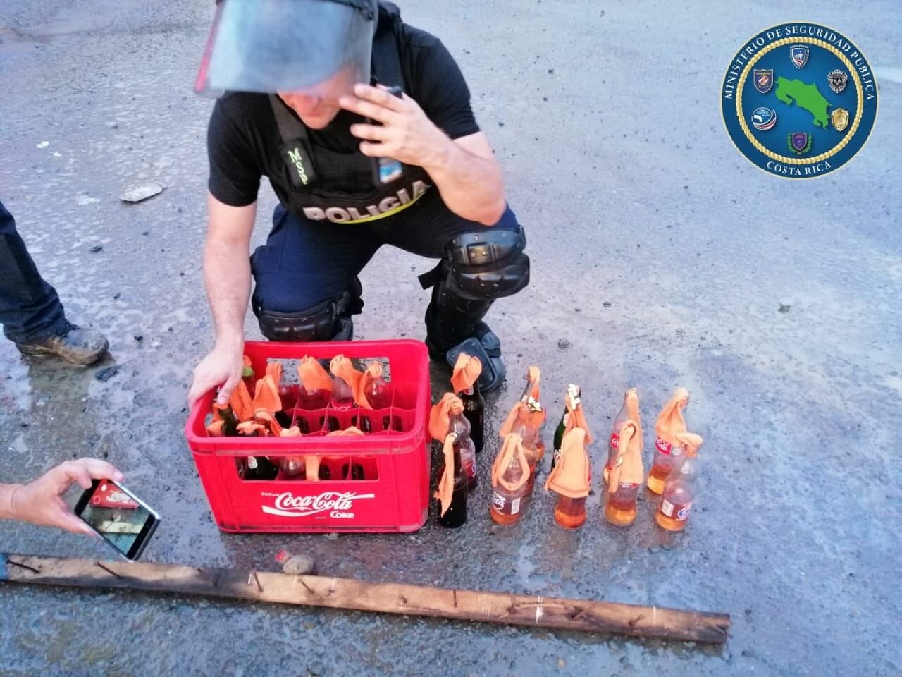 Fuerza Pública interviene bloqueos en Santa Lucía de Upala y en Paquita de Quepos. Fotos MSP.