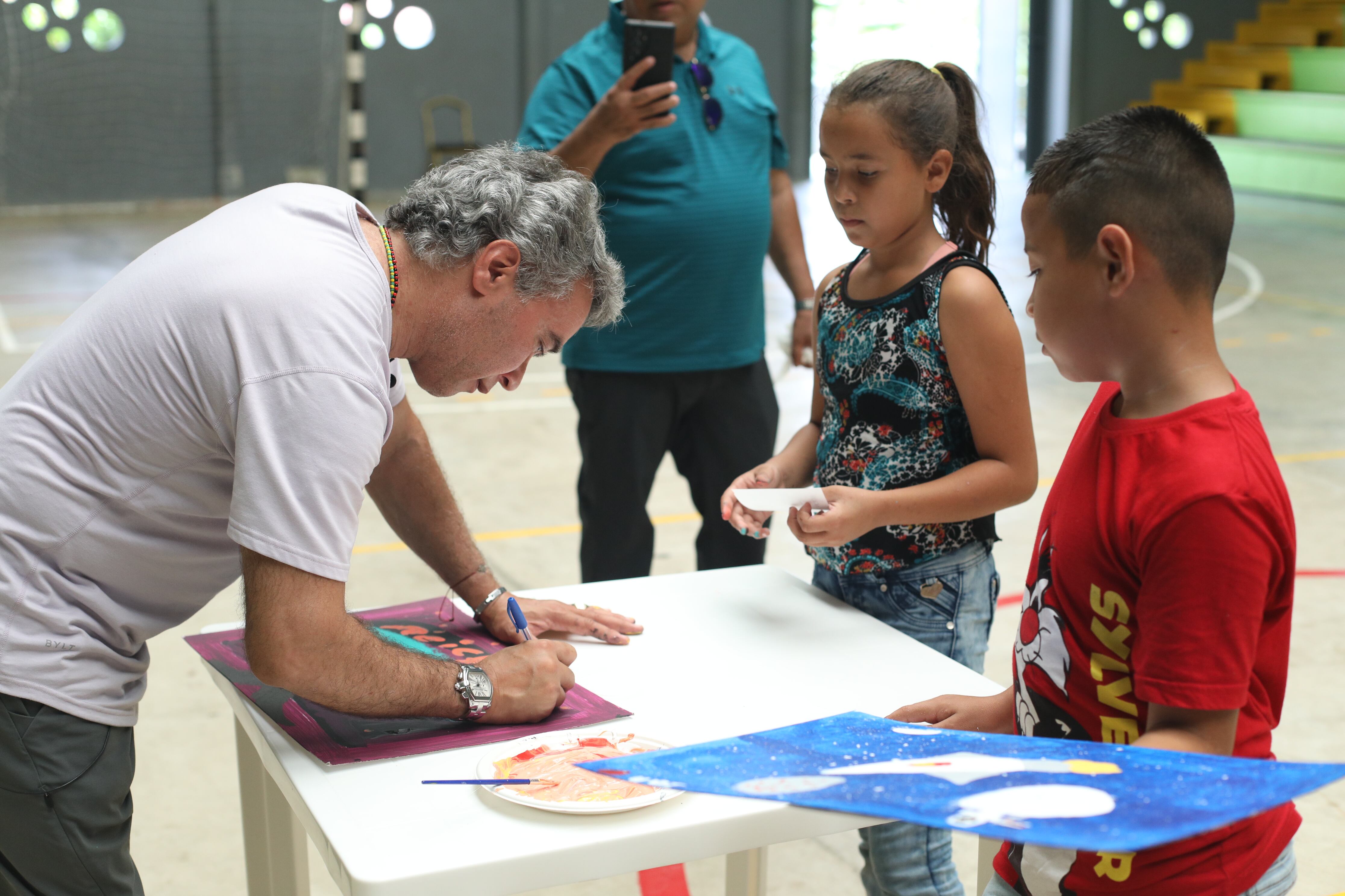 Pintor cubano Carlos Luna estuvo en Costa Rica y nos contó su historia