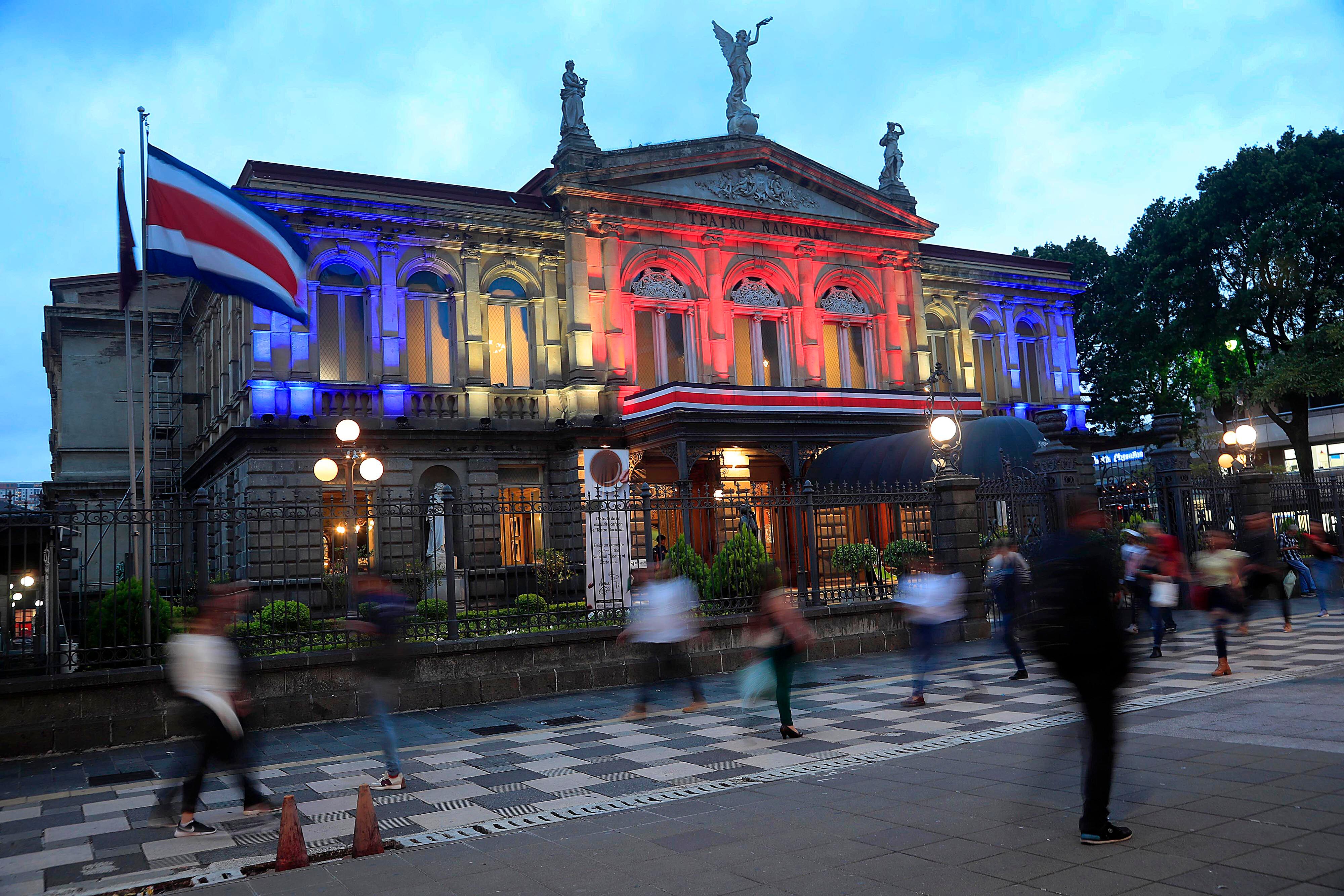 07/09/2023      San José. Teatro Nacional. También puede servir para notas relacionadas con edificios iluminados; patriotismo; arquitectura histórica; joya arquitectónica; cultura; monumento nacional; patrimonio histórico-arquitectónico; simbolo nacional.
