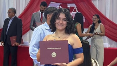 Joven superó graves problemas de salud para convertirse en la primera de su familia con un título universitario