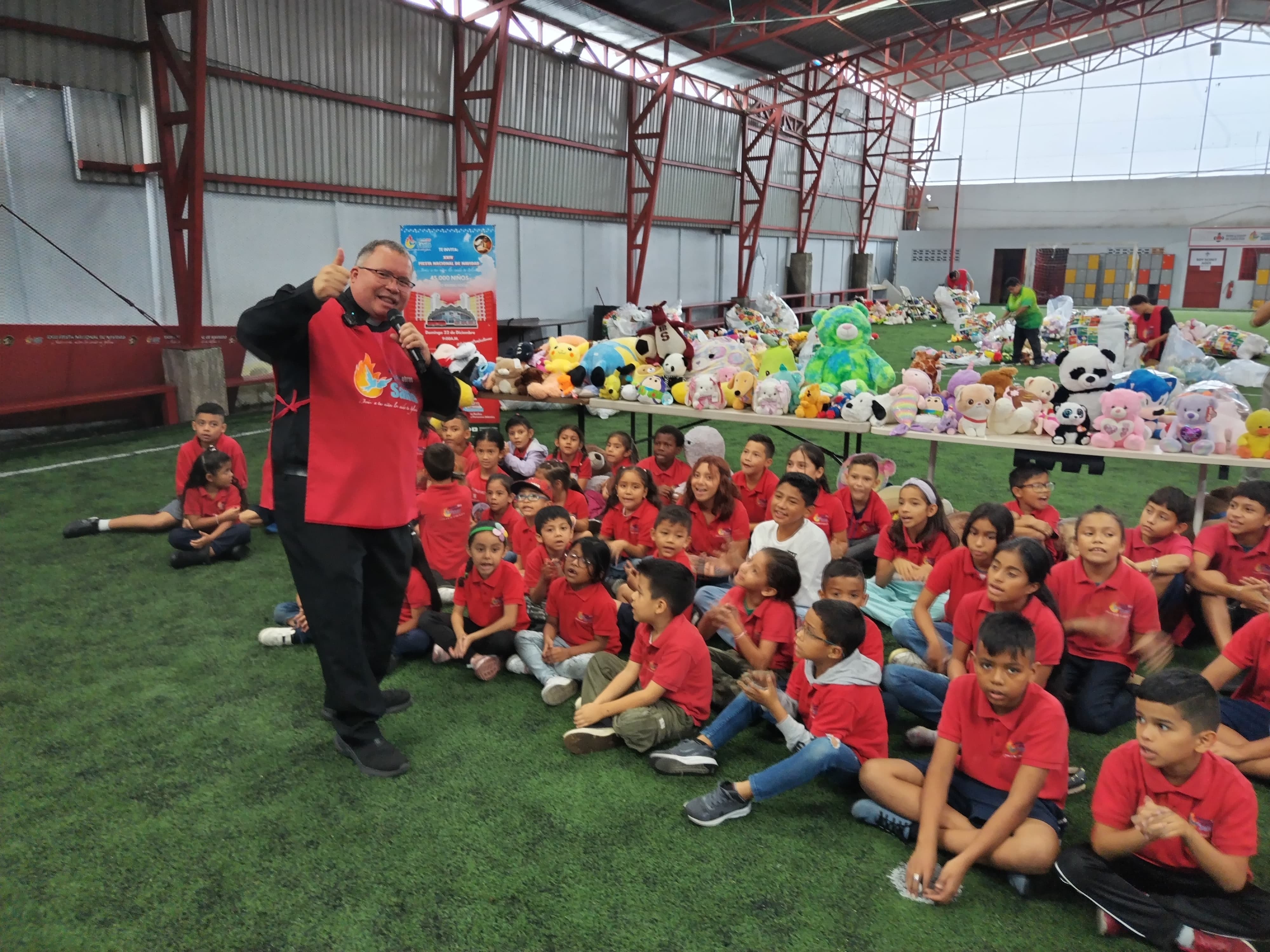 El padre Sergio Valverde de Obras del Espíritu Santo, comenzó el lunes 11 de noviembre a acomodar los peluches que los ticos donaron en la lluvia de peluches en el estadio Ricardo Saprissa.