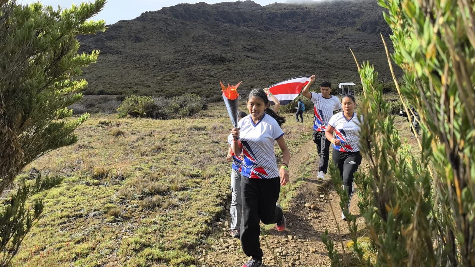 Los estudiantes del Liceo Canaán de Rivas: Yirlen Jiménez Jiménez (octavo), Ana Yubelki Gutiérrez (noveno), Fátima Garita Díaz (noveno), Andrés Barrantes Esquivel (décimo), Josué Elizondo Garita (undécimo), acompañados de: Deidy Zúñiga Ortega (directora) y Elianagel Portuguez Vargas (profesor de Inglés), llevaron por primera vez el fuego de la Antorcha de la Independencia al pico más alto del país, el cerro Chirripó