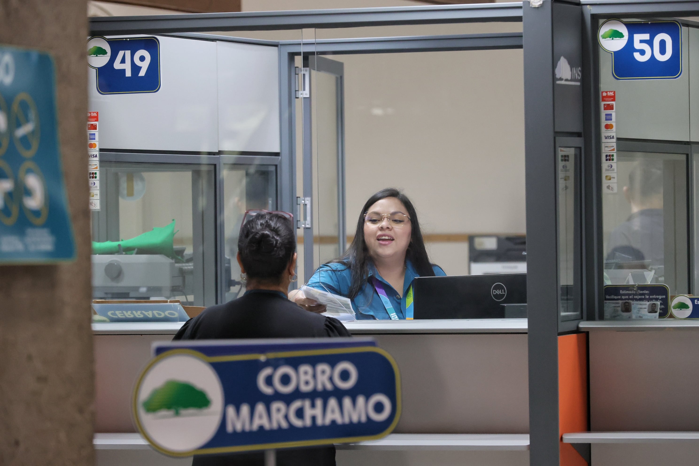 01/11/2024/ Ciudadanos inician el pago del marchamo 2025 en las oficinas del INS / Elizabeth Hernández Hernández vecina de Hatillo, hizo el pago del marchamo correspondiente de su carro y moto. dice que si vio un incremento en el pago de la motocicleta y el carro mantuvo su promedio del año pasado / foto John Durán
