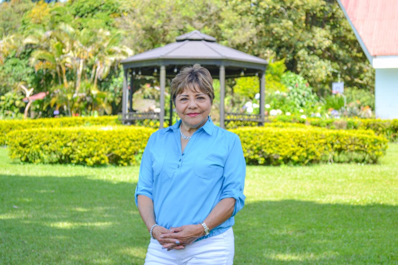 Sheila Rosales Ortega, una licenciada en sicología, tiene 68 años y se sentó con nosotros para hablar de “los desaciertos en la juventud”, el libro que escribió el año pasado en el cual cuenta su historia de vida que está marcada por cuatro abortos totalmente decididos por ella
