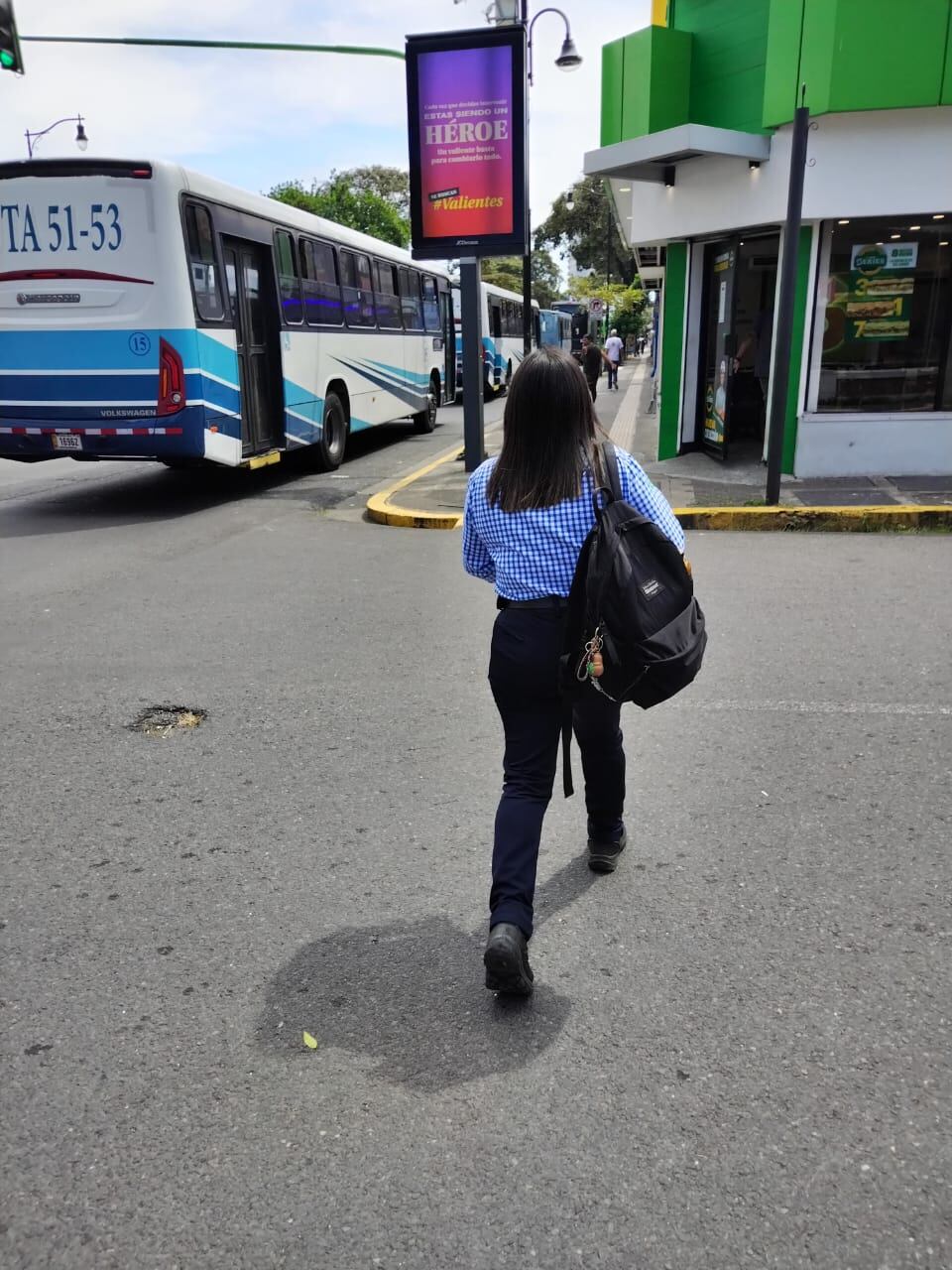 Doña Leidy Sancho Potoy tuvo que caminar 4,5 kilómetros por culpa de la manifestación de taxistas rojos y autobuseros