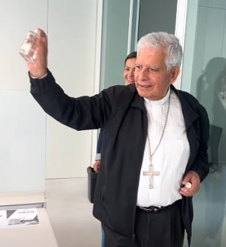 Monseñor José Francisco Ulloa visitó la oficina de la diputada del PLN por Puntarenas, Norjelens Lobo y la bendijo hasta con agua bendita e incluso realizó una oración, o sea, le hizo una limpia.