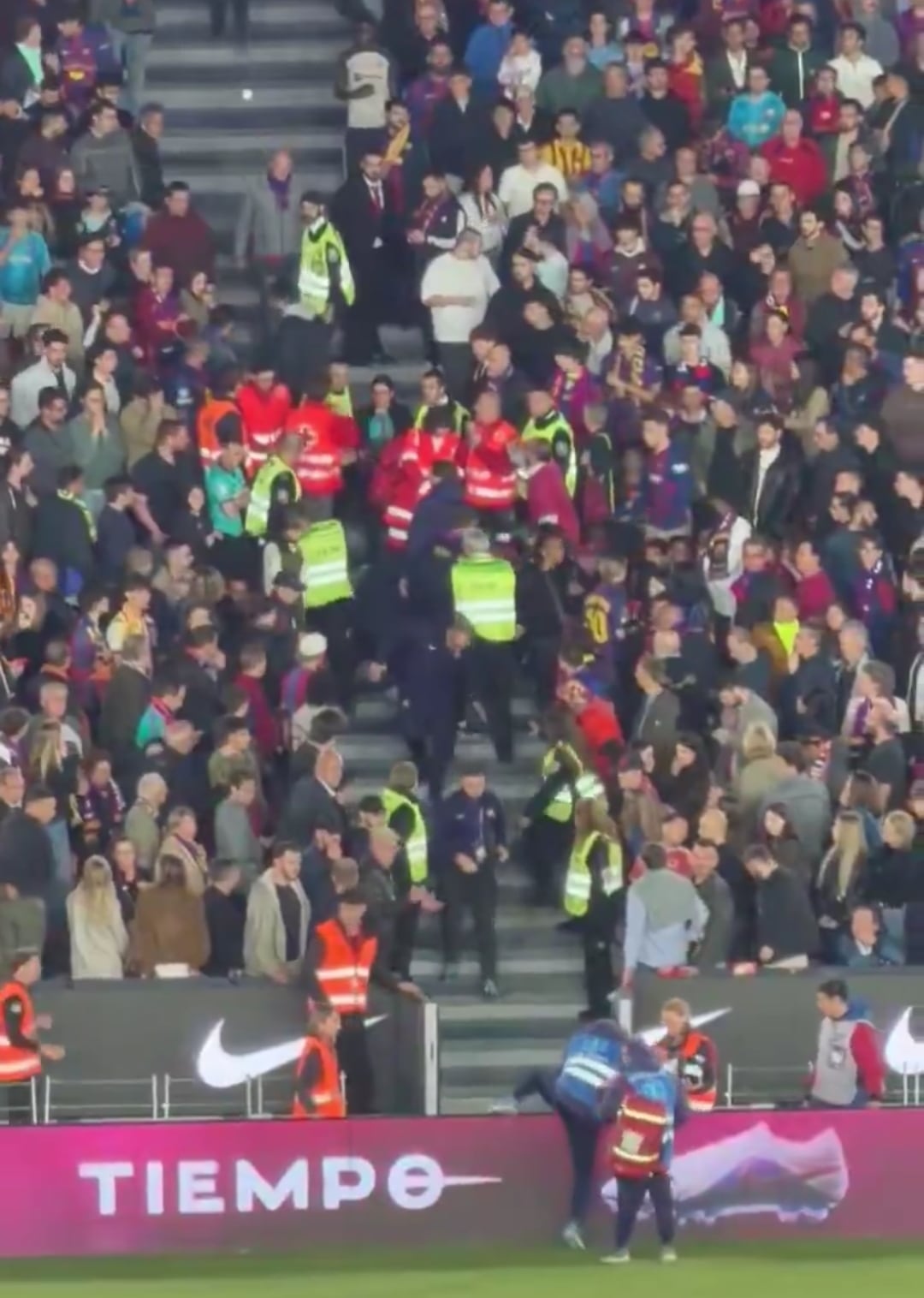 El juego se detuvo por un problema de salud de un aficionado en el Camp Nou