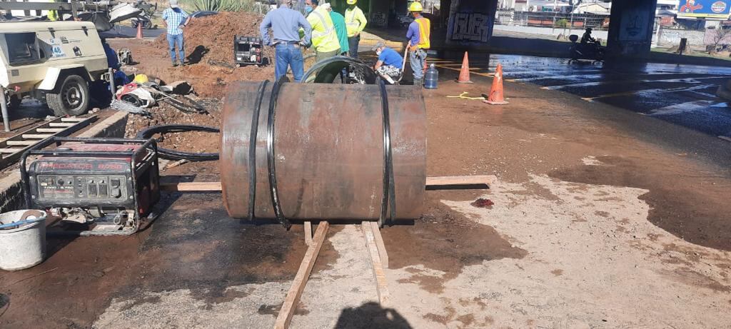 Dos cuadrillas de Acueductos y Alcantarillados (AyA), unos 12 trabajadores, se fajaron duro por 24 horas seguidas para arreglar una fuga que dejó sin agua a 45 mil familias de Alajuelita y Escazú, y que comprometía la apertura de los centros de votación