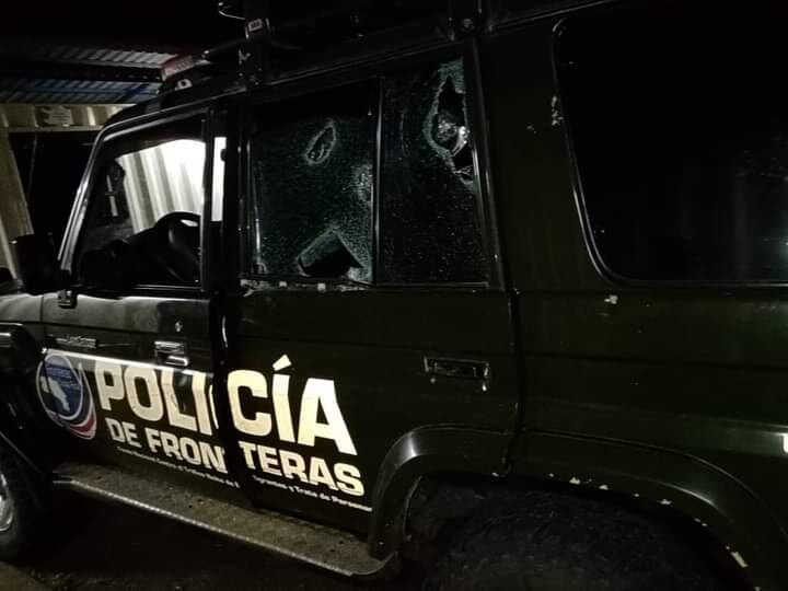 Dos oficiales heridos y doce patrullas dañadas por ataque con piedras en Los Chiles. Foto Edgar Chinchilla.