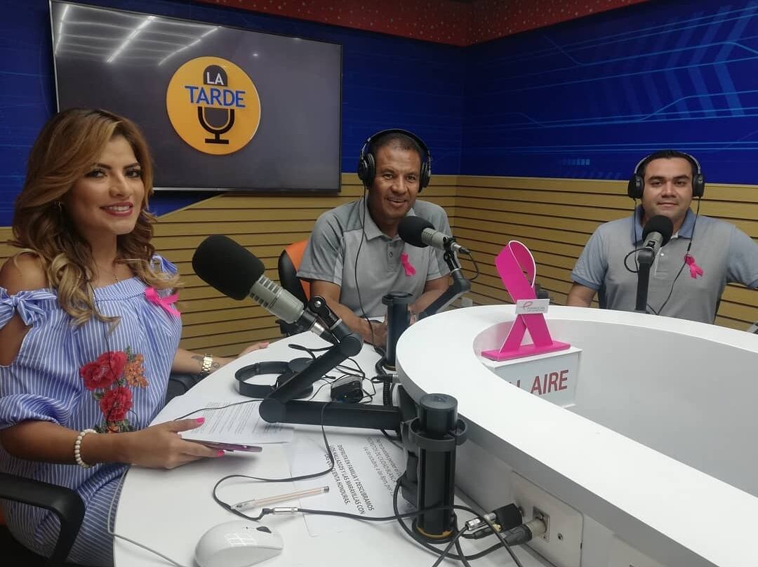 En el programa radial que se transmite también por televisión, La Tarde, de Honduras, el padre Sergio Valverde de Obras del Espíritu Santo, habló con Pompilio Tejeda, compositor de la canción Sopa de Caracol. En la foto, los presentadores del programa, Saraí Espinal, Rosendo García y Cristian Morazán.