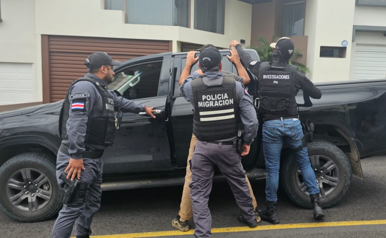 un costarricense de apellidos Chaves Murray, de 42 años, como sospechoso del delito de trata de personas en modalidad de servidumbre sexual, en perjuicio de una menor de 13 años.