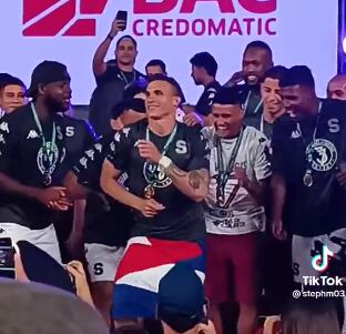 Luis Paradela demostró que no le teme a la pista de baile. Captura de video.