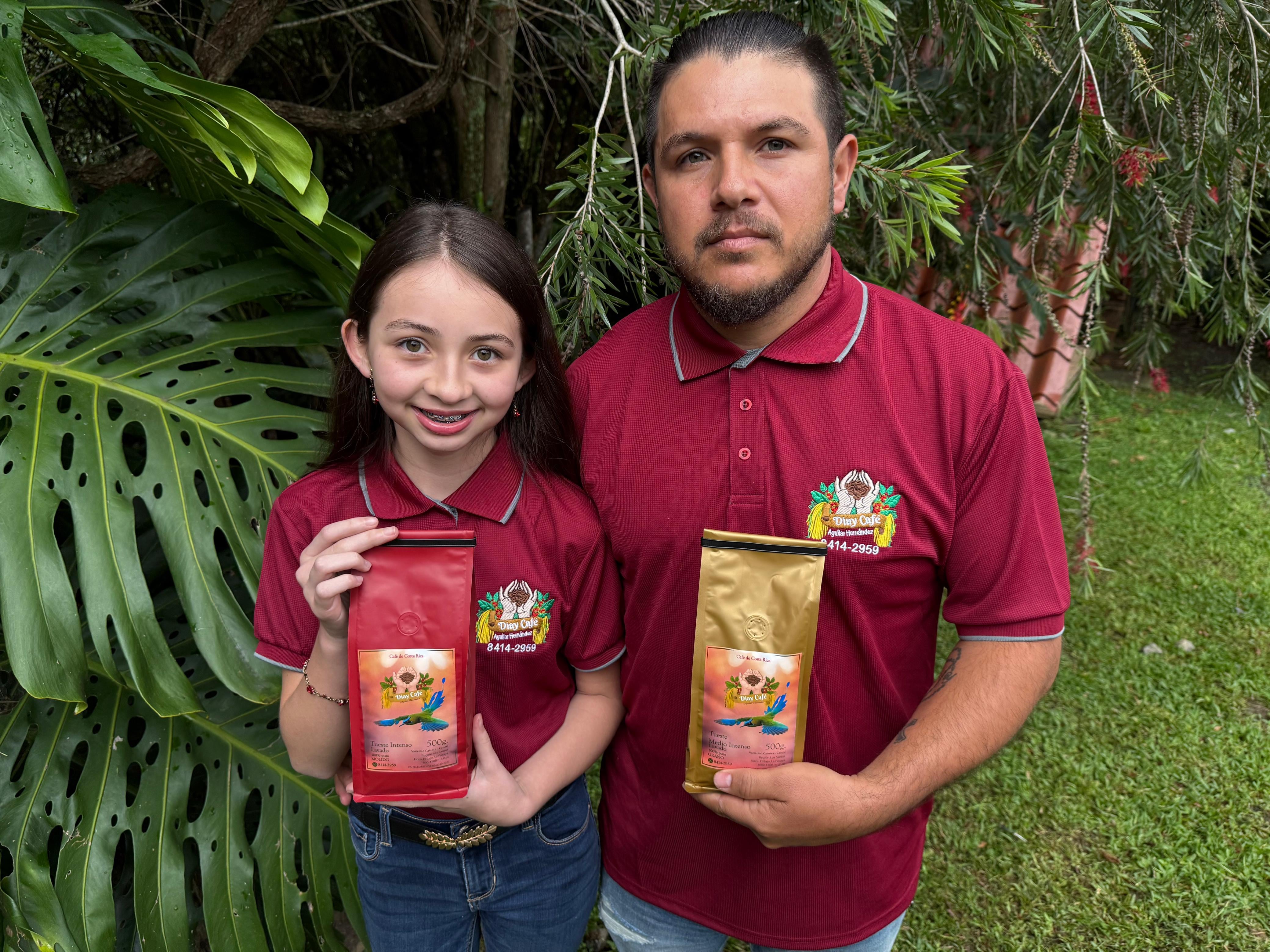 Don Daniel Aguilar y su hija Damiana de 12 años, de La Pacaya de Jericó en Desamparados, tienen hace dos años su propia marca de café llamada “Diay Café”.