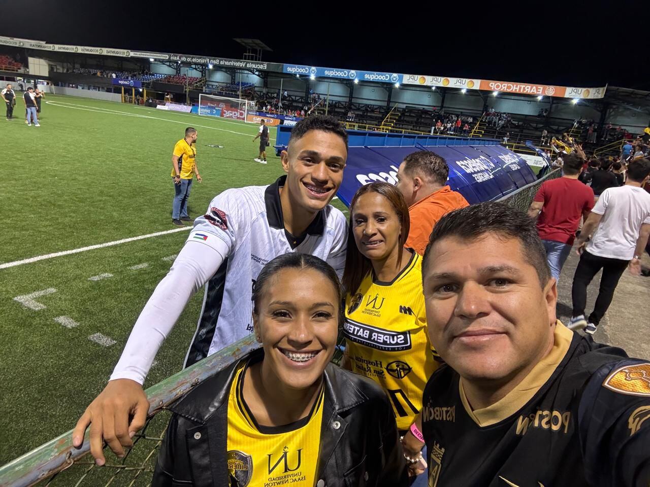 Randy Ramírez tiene un gran respaldo de su mamá Grettel Abrahams, su hermana Sharon Ramírez, su cuñado David Quirós