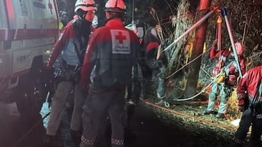 Hombre trató de ayudar a pasajeros de carro que cayó a guindo y terminó siendo llevado al hospital con ellos