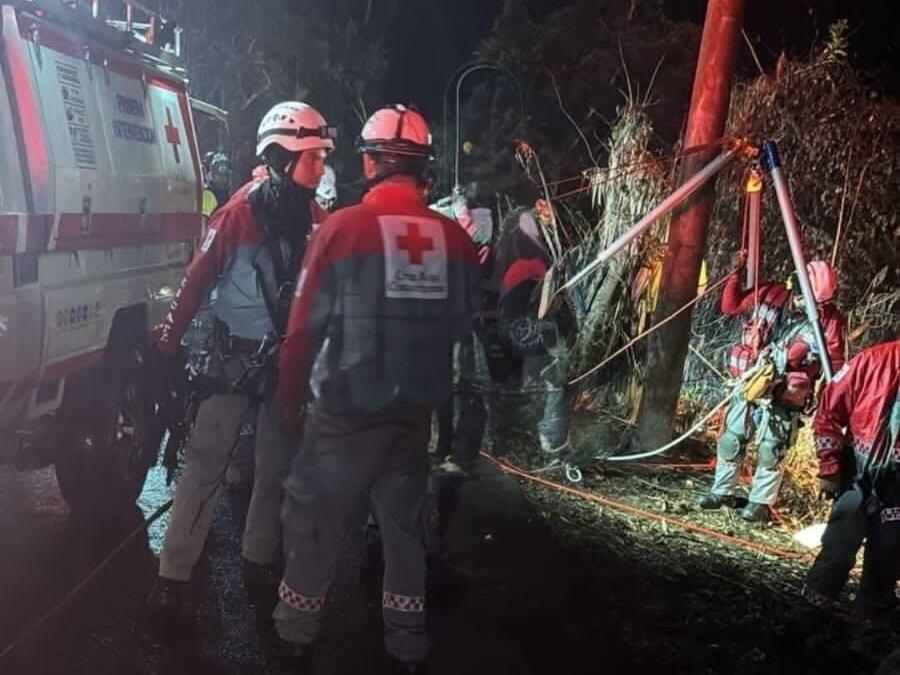 Un carro en el que viajaban varias personas cayó a un profundo guindo en Tucurrique. Foto cortesía.