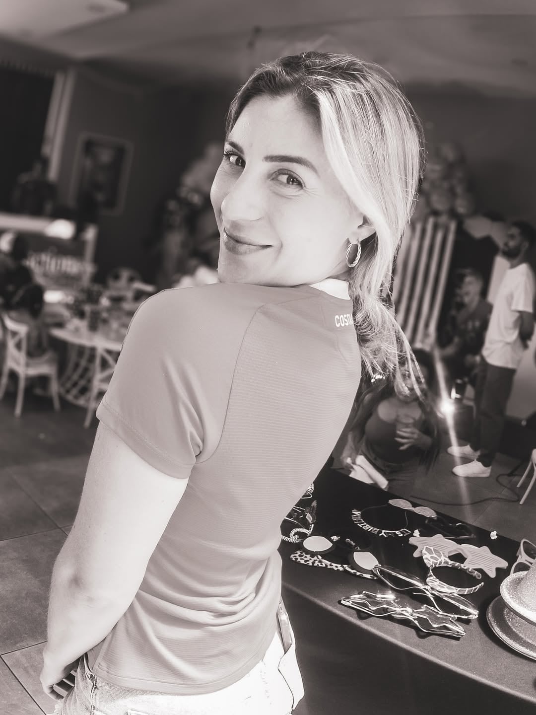 En el fondo de esta imagen se observan las mesas, sillas y cubiertos.