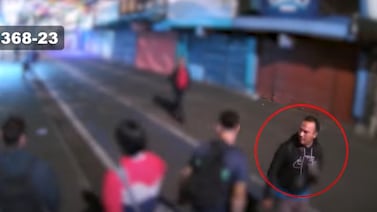 ¡Salvajada! Sujeto le dio brutal golpiza a hombre después de saludarlo