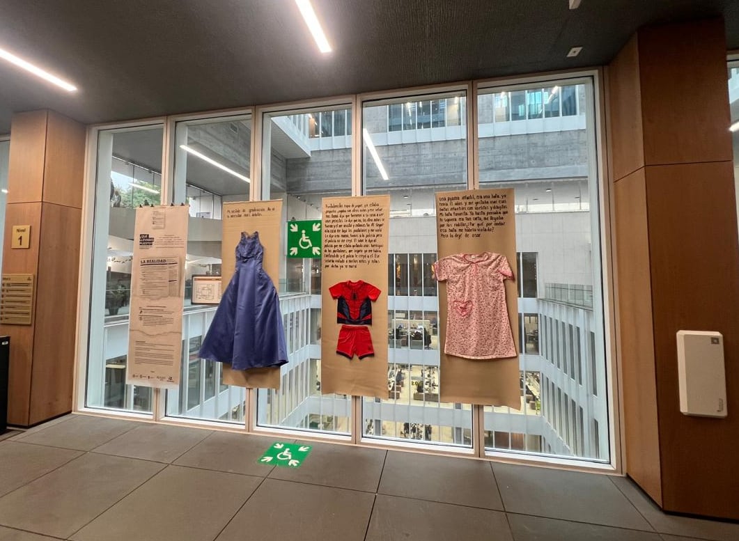 Diez paredes del Congreso exhiben la exposición “¿Qué llevabas puesto?”, una muestra que busca romper con uno de los mitos más dañinos en los casos de violencia sexual: que la ropa puede ser causa o justificación de una agresión