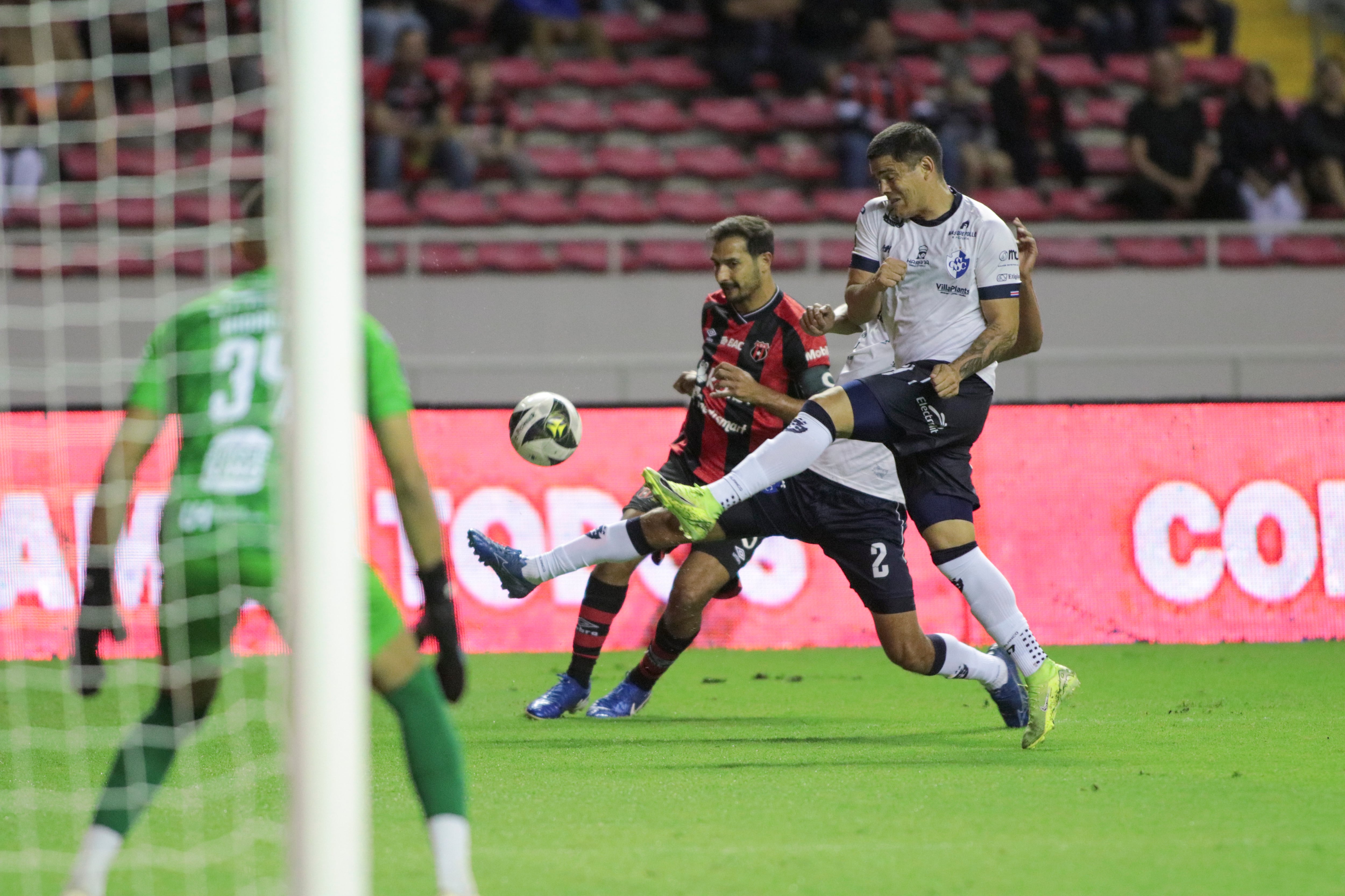 02-02-2025 Estadio Nacional, San José, partido de la jornada 7 del campeonato de primera divisón entre Liga Deportiva Alajuelense y Club Sport Cartaginés. 
En la Foto: Diego Campos, Luis Flores
Jonathan Jiménez Flores para Grupo Nación