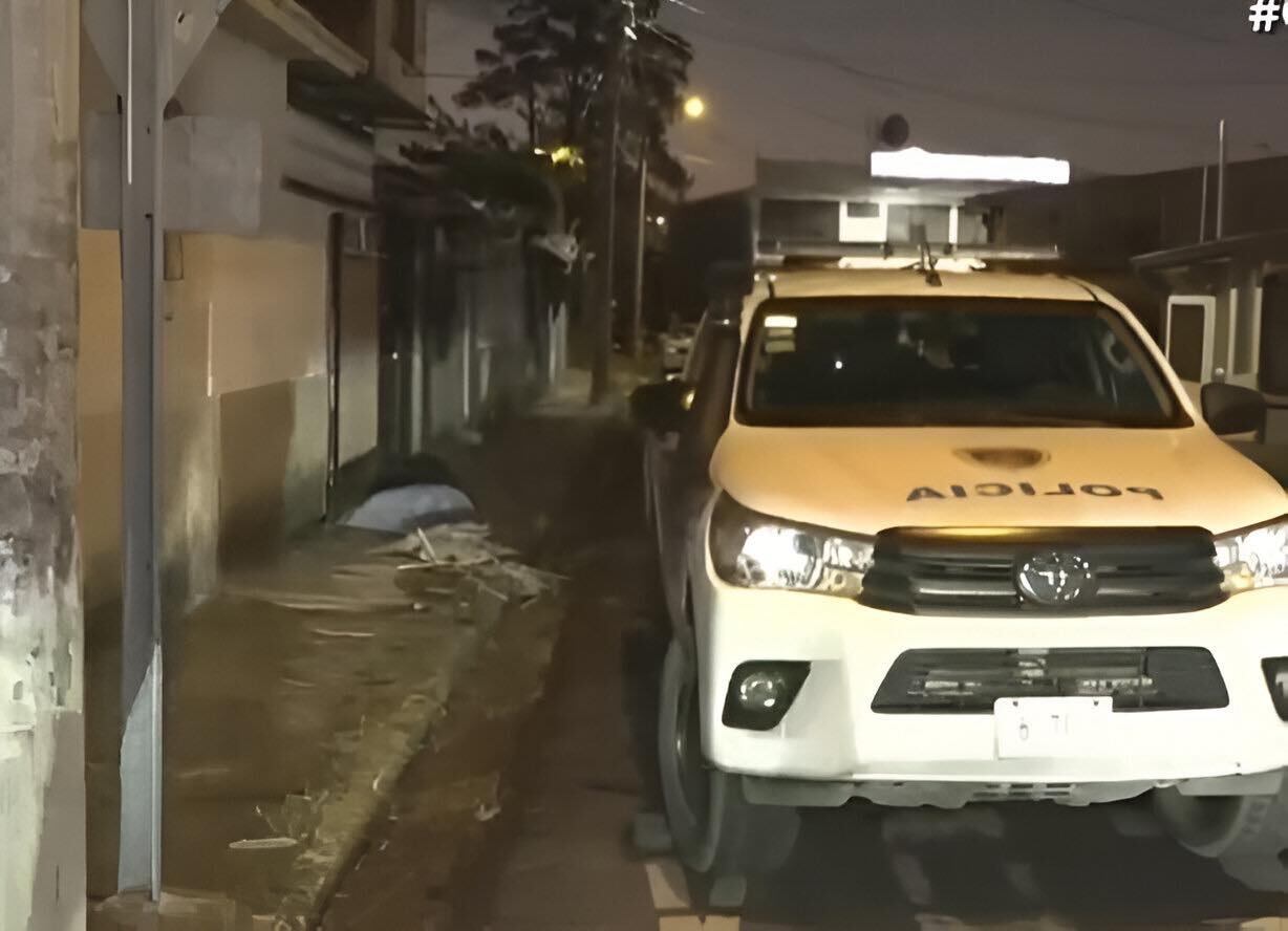 El cuerpo del señor quedó tendido sobre una acera. Foto Periódico El Desamparadeño