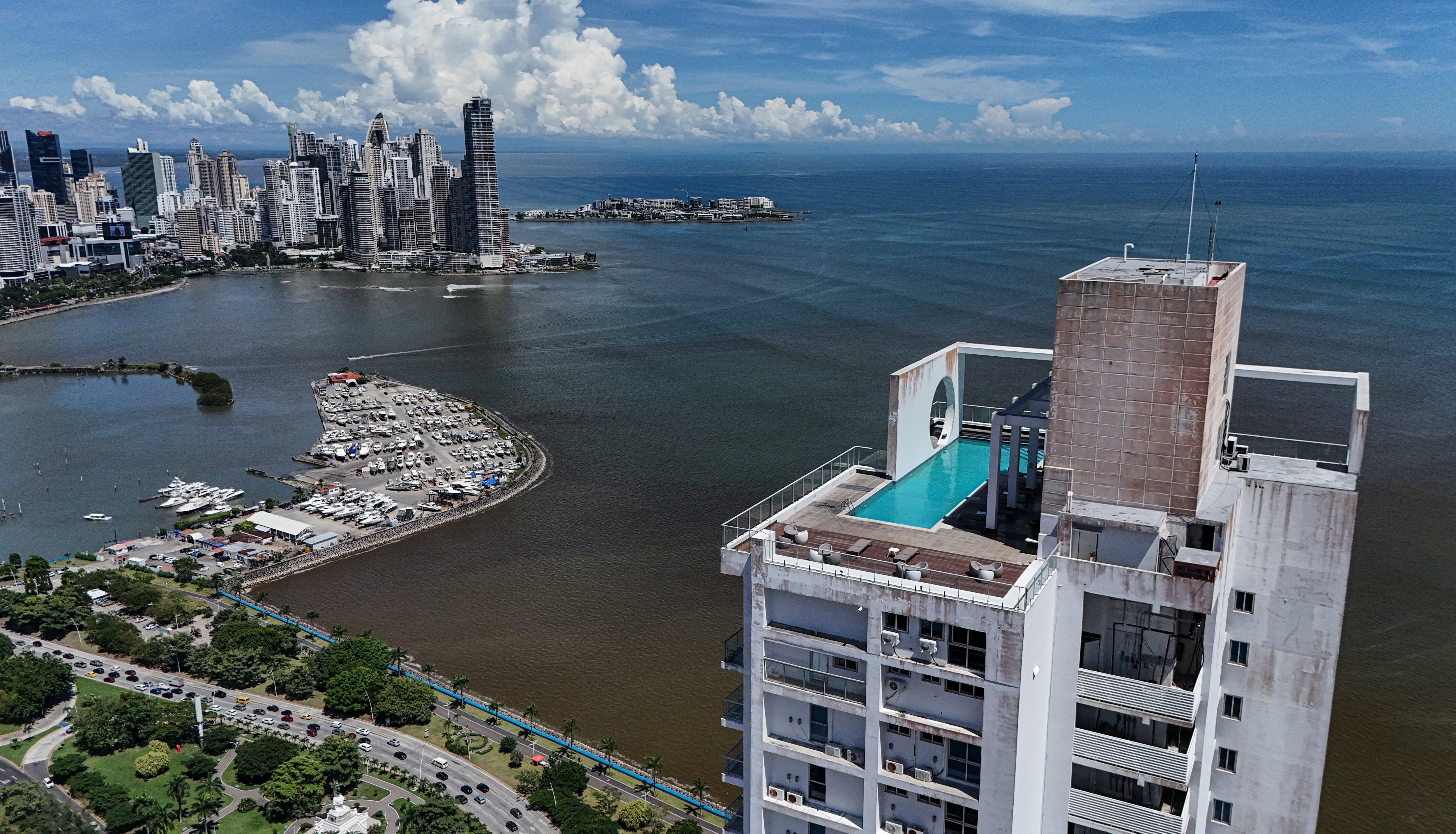 Esta vista aérea muestra la bahía de Panamá tras un fuerte terremoto de magnitud 7,7 que sacudió el país; la imagen fue tomada en Ciudad de Panamá este 9 de octubre.