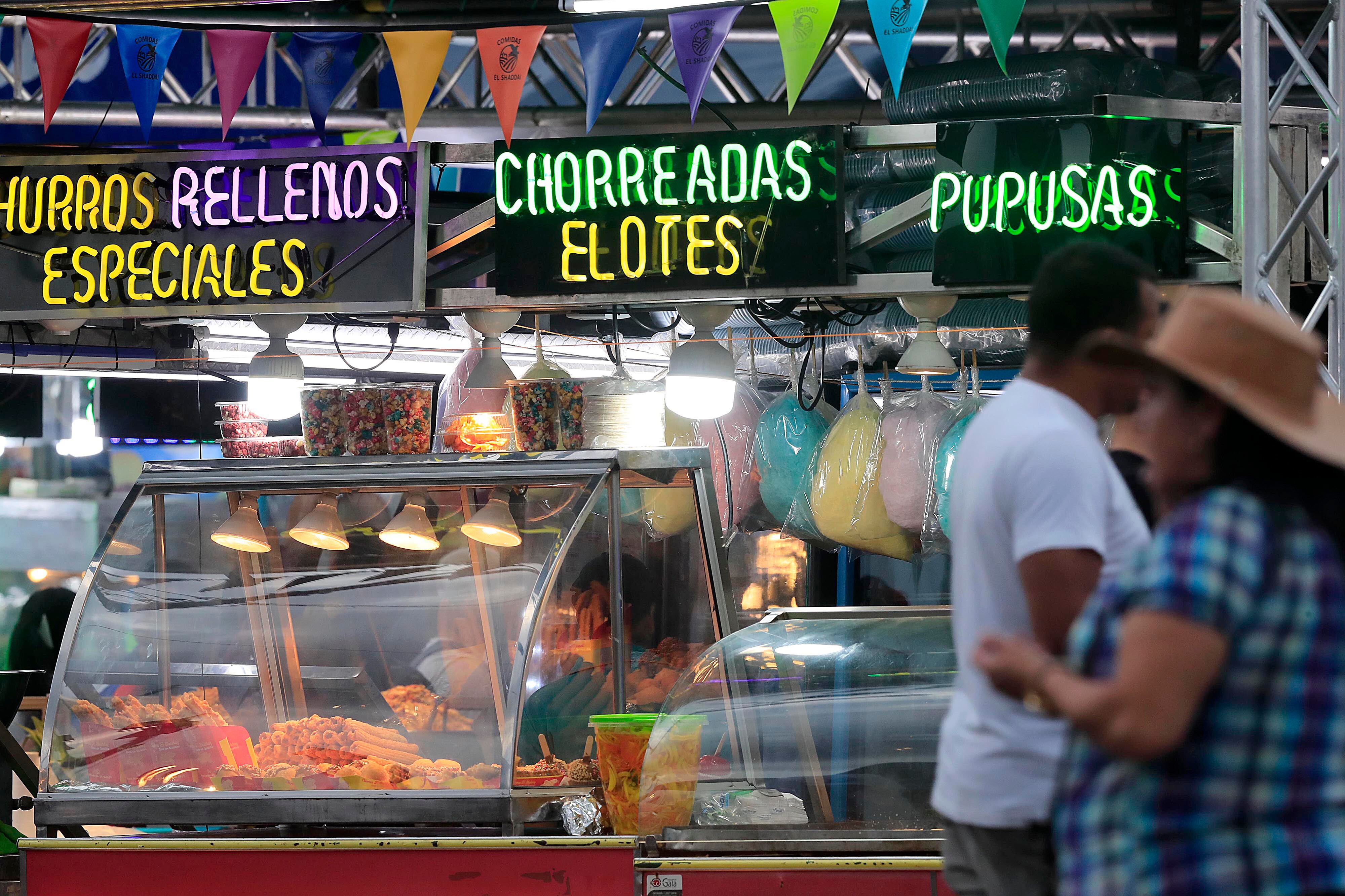 26/12/2023    Zapote. Mucho movimiento se apreció este martes, durante la tarde noche, en el campo ferial. Gran cantidad de gente disfrutó las comidas y de los juegos mecánicos.