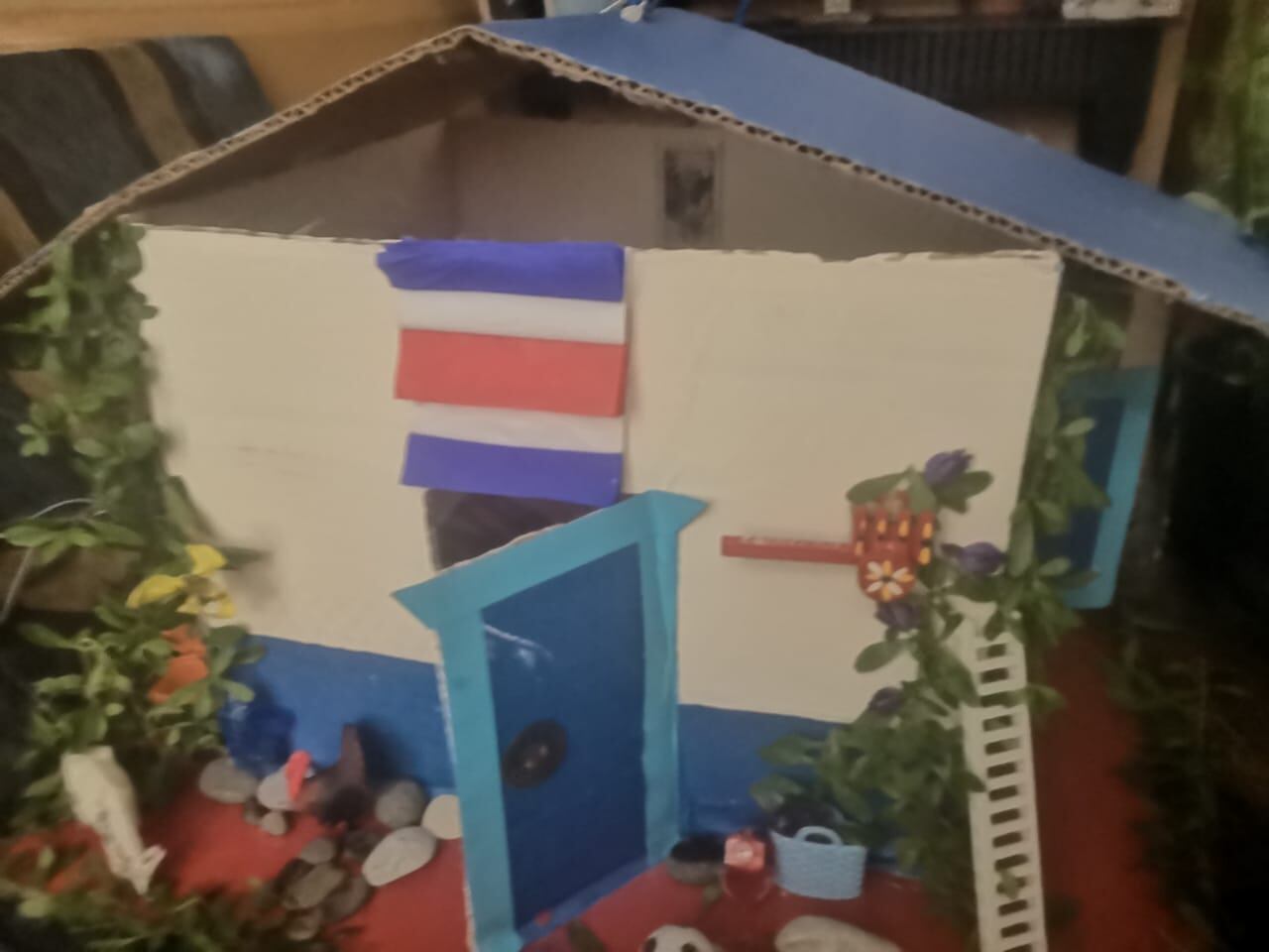 Desde el 12 de setiembre Santiago Trullas Arroyo, quien tiene 7 años, le dijo a su mamá, doña Andrea Arroyo, que tenía que hacer un farol para desfilar el 14 de setiembre.