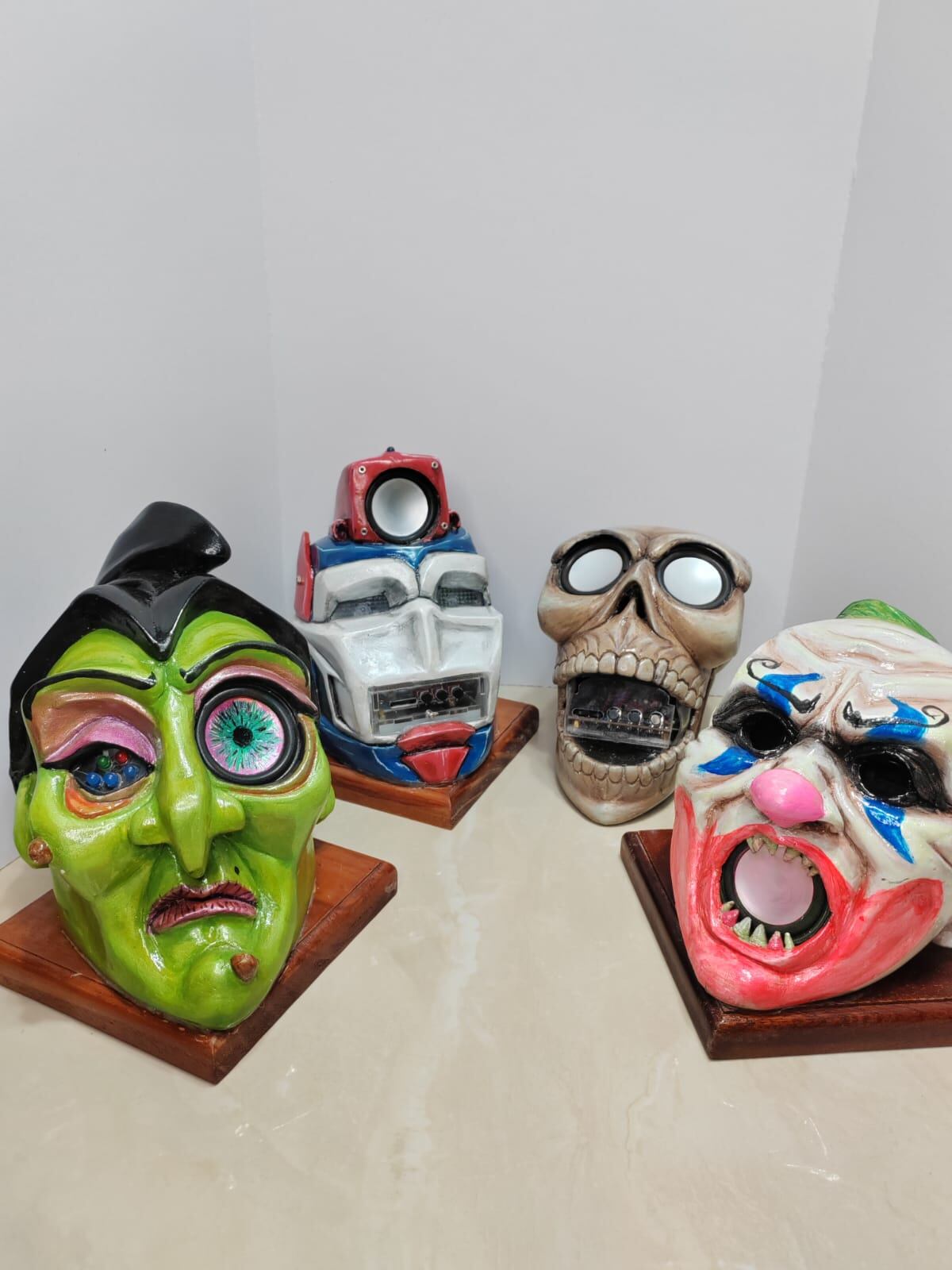 Maikol Hernández Soto no solo le saca una sonrisa a la gente con sus máscaras tradicionales, también les saca un buen ritmo, porque este barveño de corazón, y de pura cepa artística, logró algo que nadie había hecho antes en Costa Rica: crear máscaras con Bluetooth