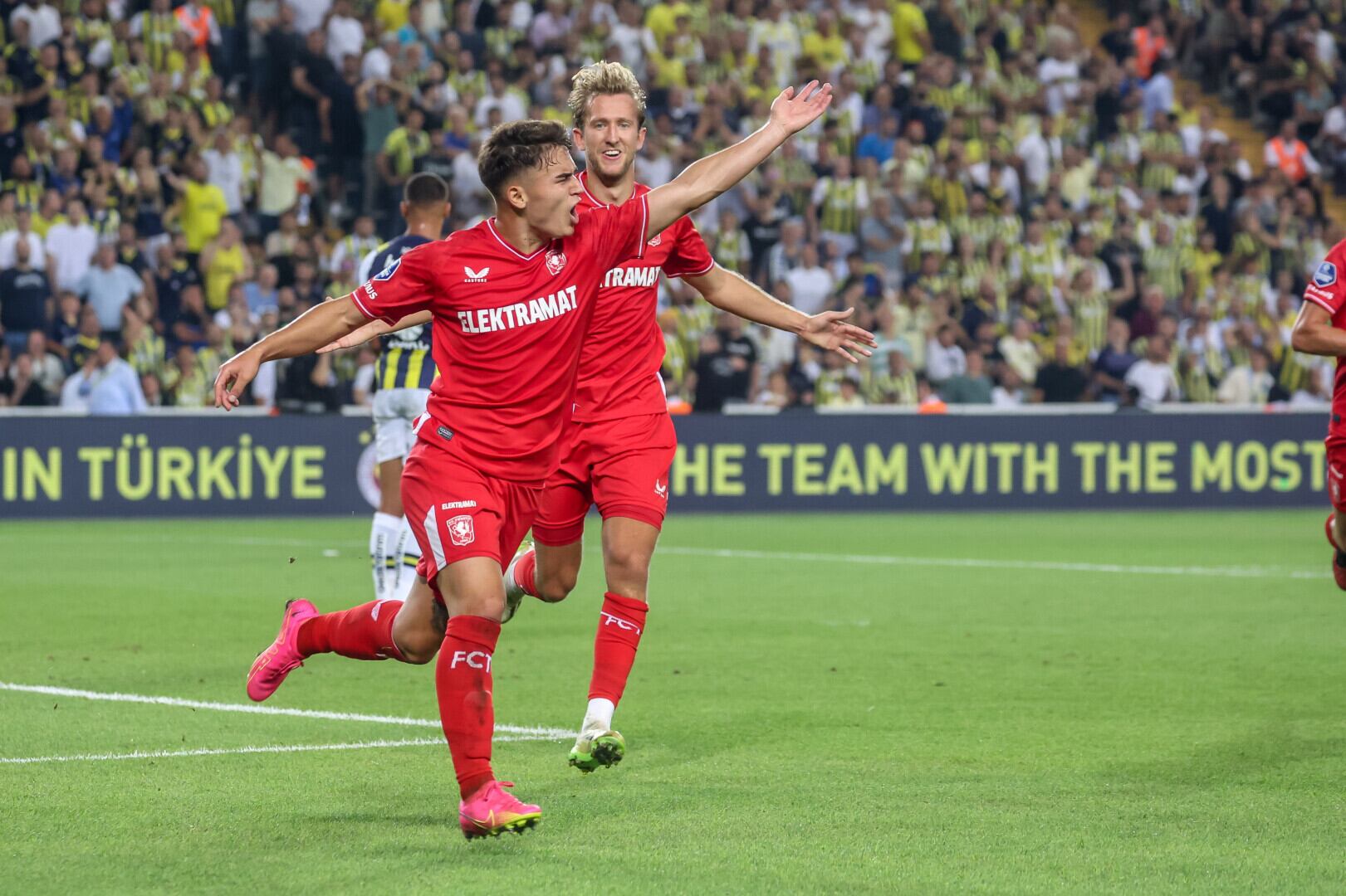 Manfred Ugalde fue el encargado de hacer el único gol del Twente.
