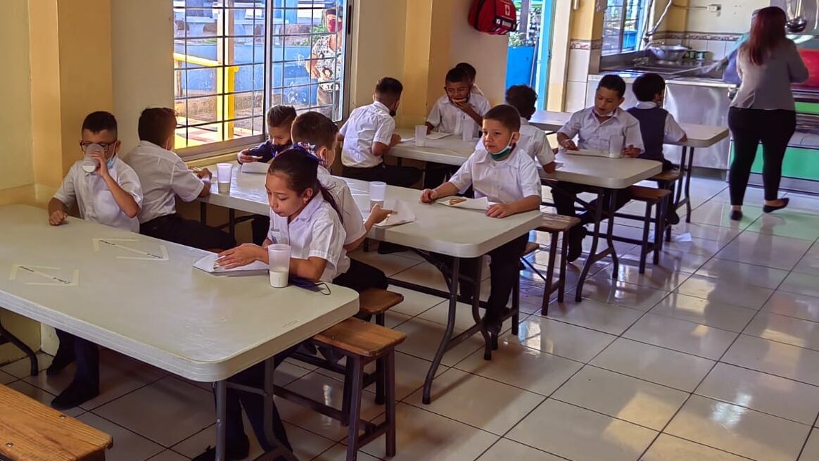 El lunes 22 de febrero del 2022, en la Escuela Naciones Unidas del barrio del mismo nombre en San José, el comedor escolar funcionaba puras tejas para una población de 468 estudiantes.