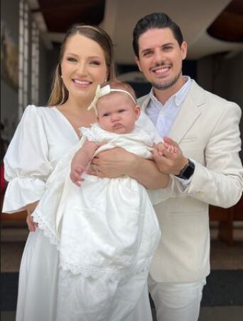 La chef Sophia Rodríguez y su esposo en el bautizo de su hija Juliana.