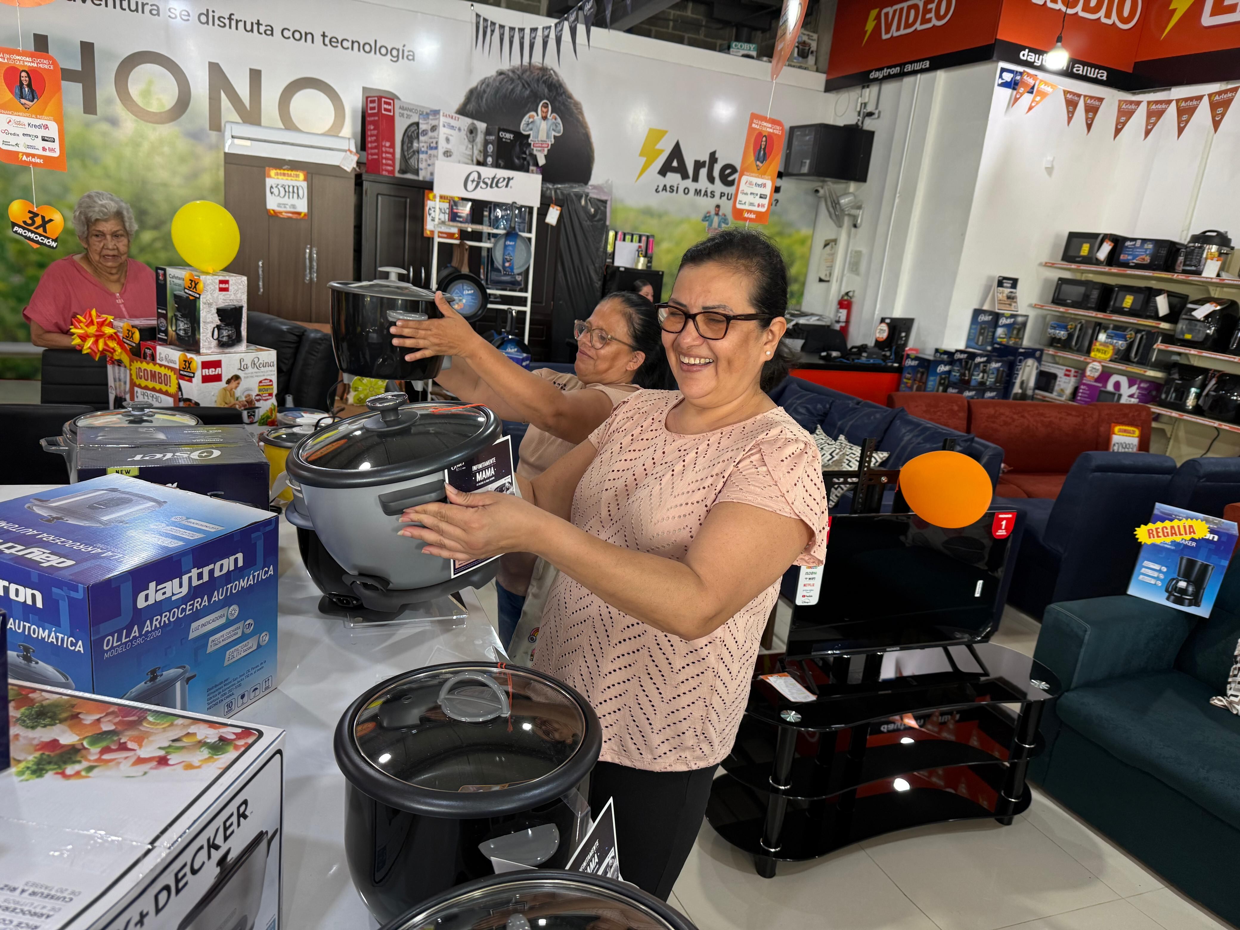 Adela Sándigo Brenes es una verdadera triunfadora de la vida. Es una mamá llena de fe y positivismo que se levanta todas las mañanas llenas de amor para sus hijas y para la vida. Siempre alegre y sonriente ya sabe que nada la derrota