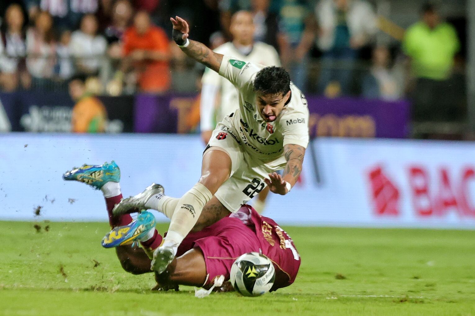30/08/2025/ juego entre Deportivo Saprissa vs Liga Deportiva Alajuelense por el clásico nacional en la jornada 6 del torneo clausura 2025 en el estadio Ricardo Saprissa / foto John