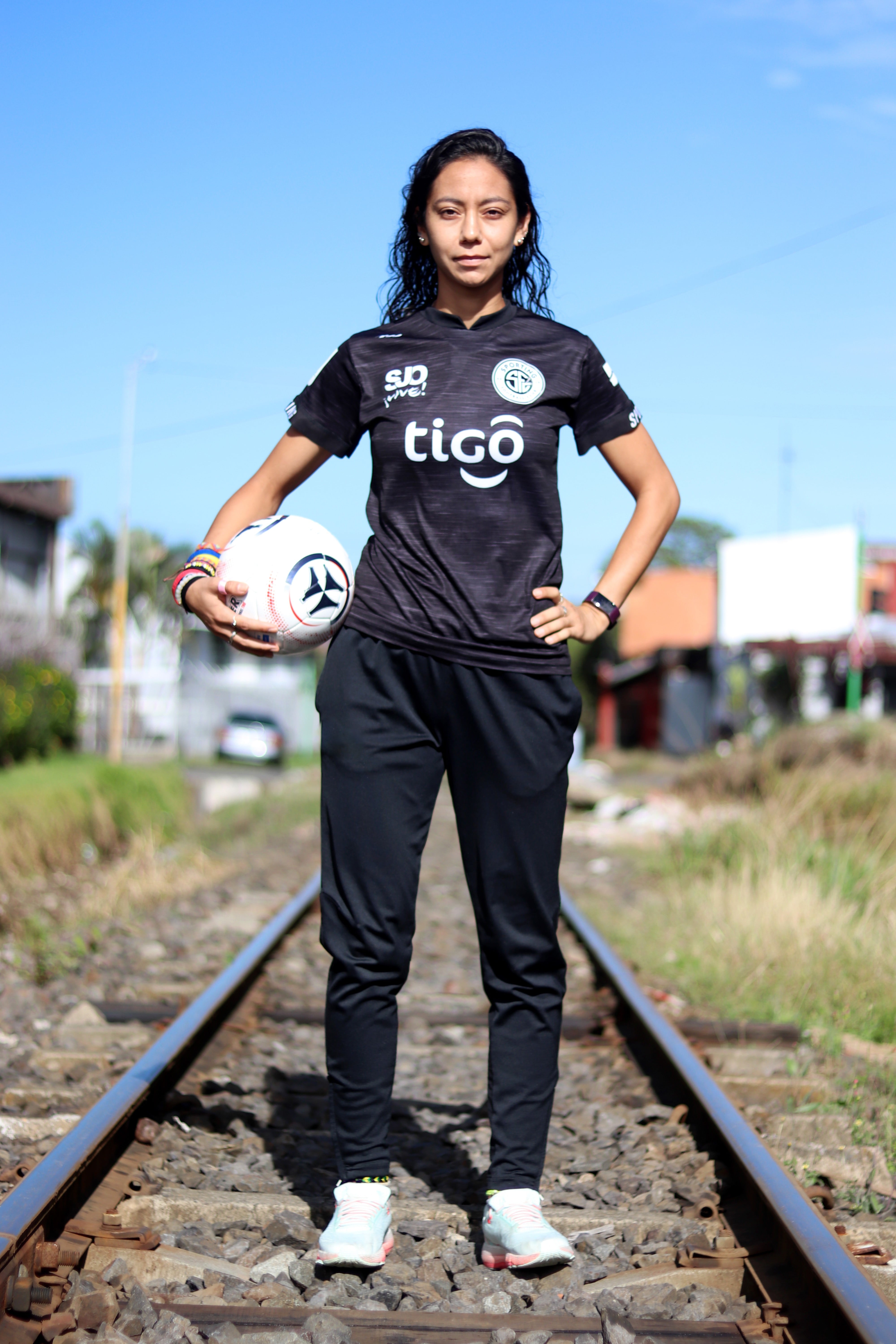 La central colombiana Sonia Rada es el nuevo refuerzo de Sporting. Prensa SFC.