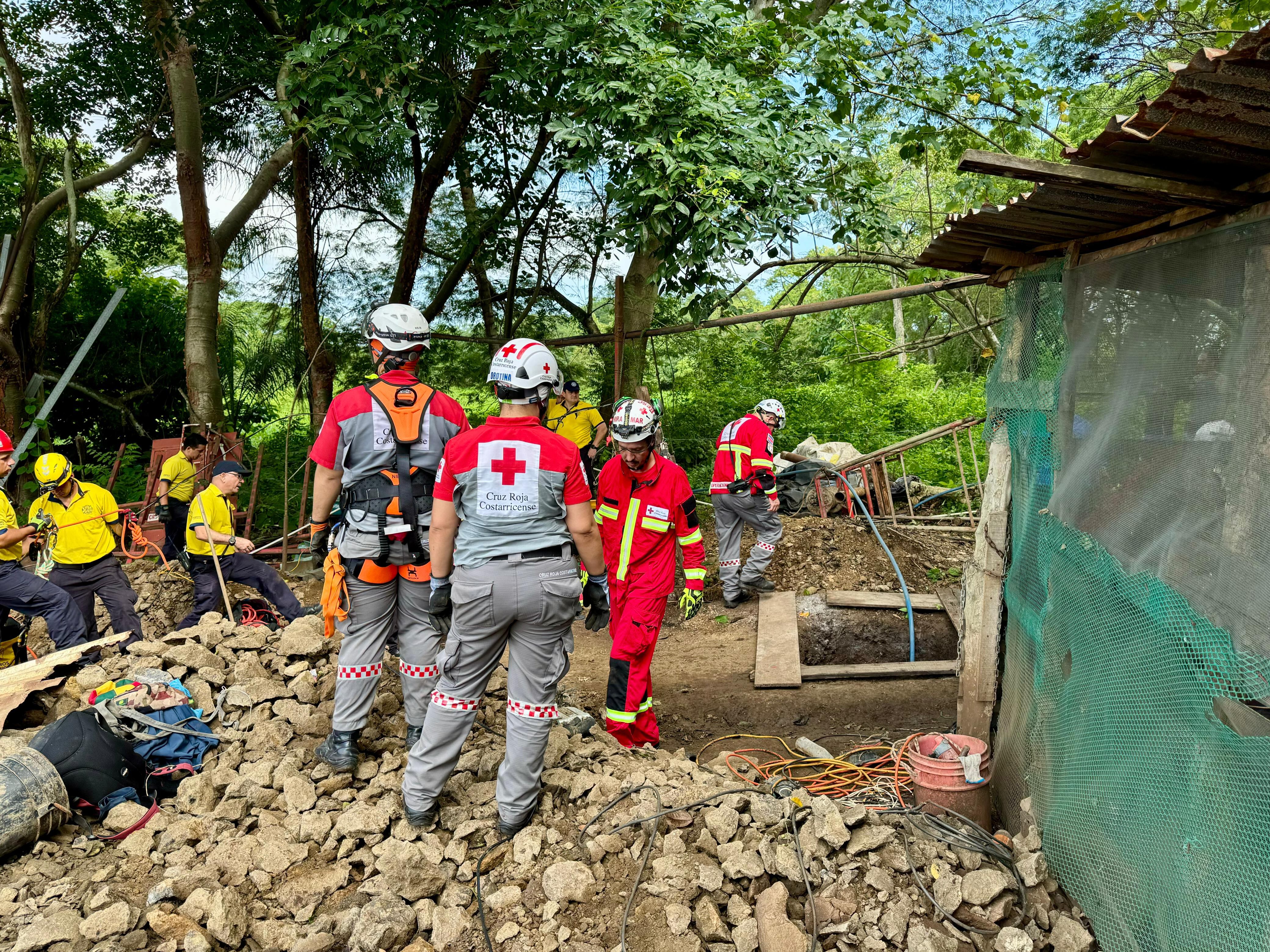 Confirman muerte de hombre que cayó dentro de pozo en Orotina. Foto Cruz Roja.