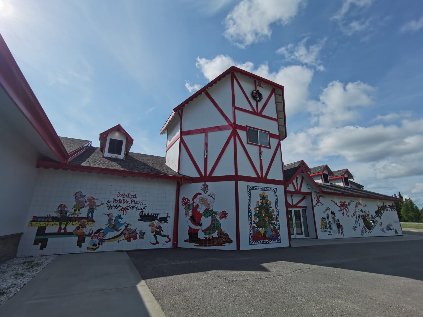 El matrimonio tico de Maureen Martínez Chacón y Eduardo Castro Muñoz, nos enseñan la Casa de Santa en Alaska.