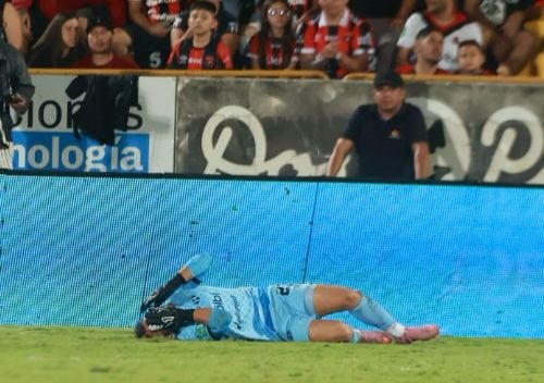 Washington Ortega tuvo que dejar el partido entre Alajuelense y Sporting, por una molestia. Rafael Pacheco.