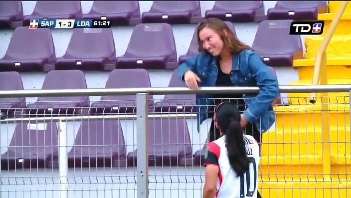 Gloriana Villalobos en la final entre Saprissa y Alajuelense. Twitter.