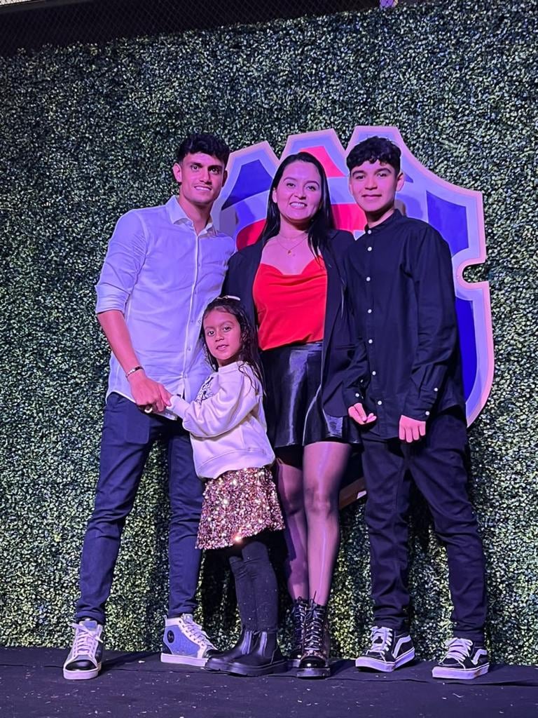 Yeltsin Tejeda, volante de la Selección Nacional y su familia. Cortesía.