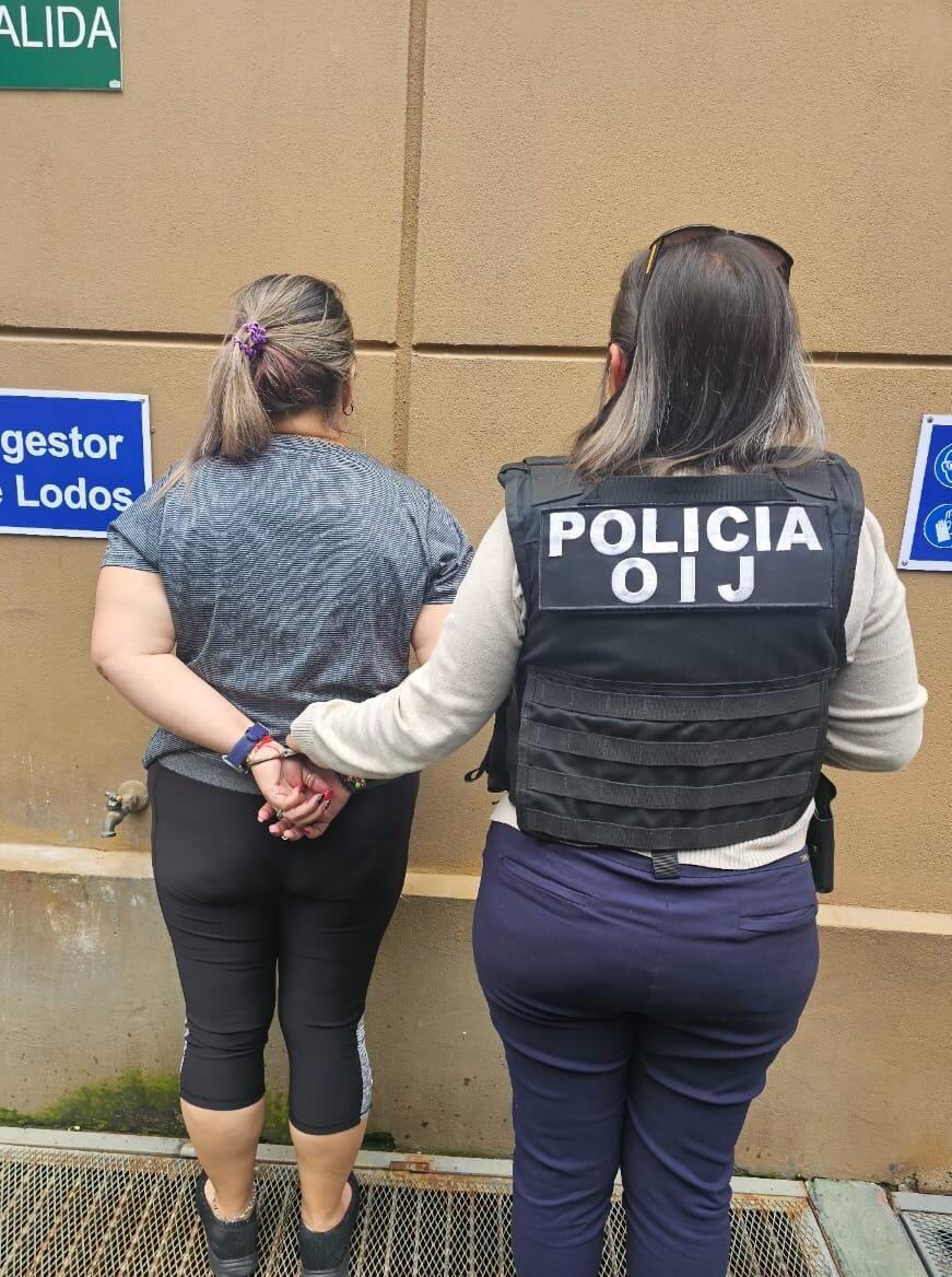 Una mujer de apellido Padilla Vindas, de 46 años, está en manos de las autoridades judiciales por participar en el doble homicidio de los mecánicos Gustavo Adolfo Guisao Araque, de 57 años, y Ariel Avilés Ortiz. Guisao era su esposo. Foto: OIJ