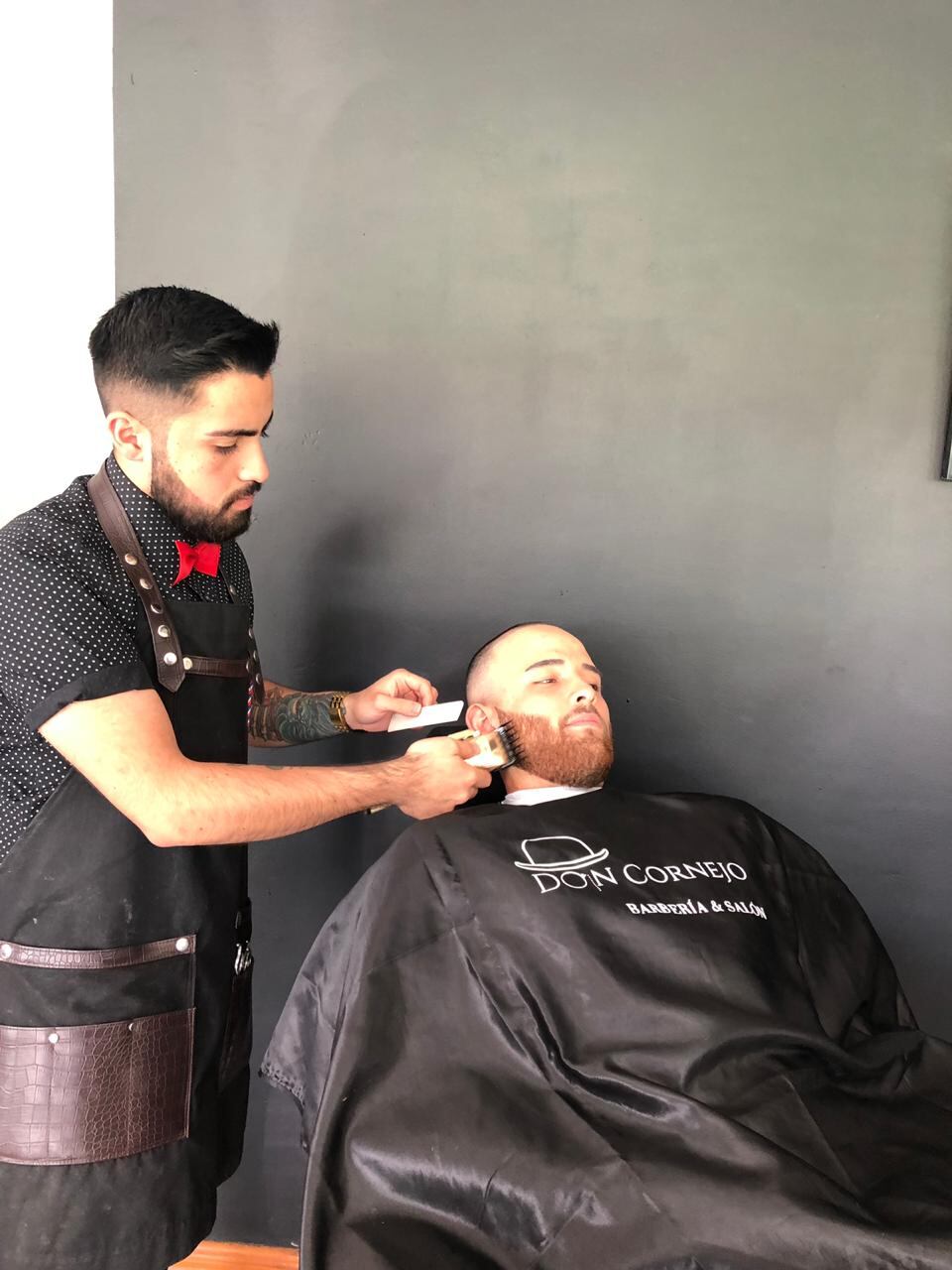 Andrey Cornejo haciendo la barba