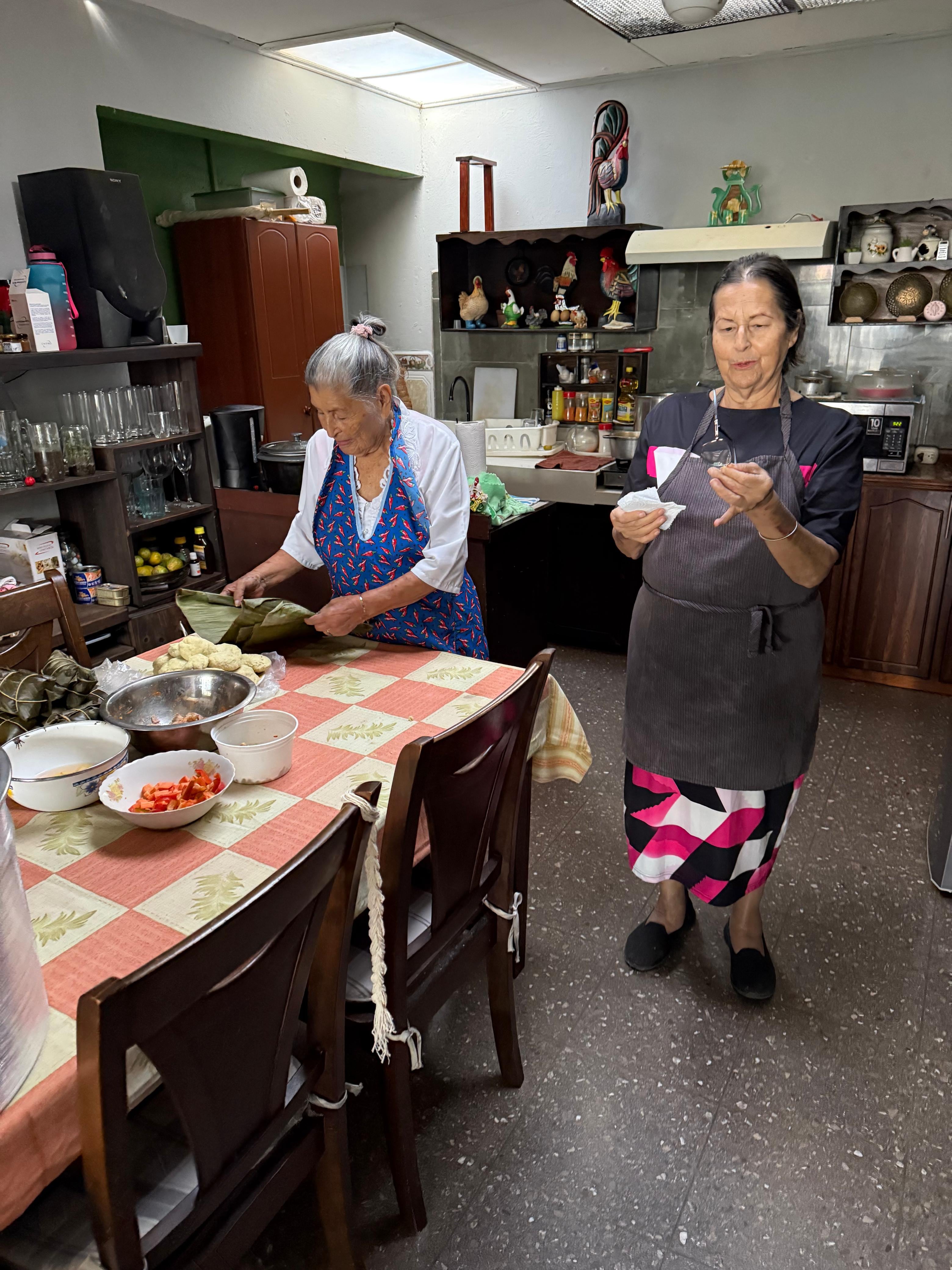 “Cazador de tamales” es el especial navideño que nos llevó a cuatro hogares costarricenses en busca del tamal más sabroso. En la foto doña María Luisa Herrera y su hija Lilliam Herrera.