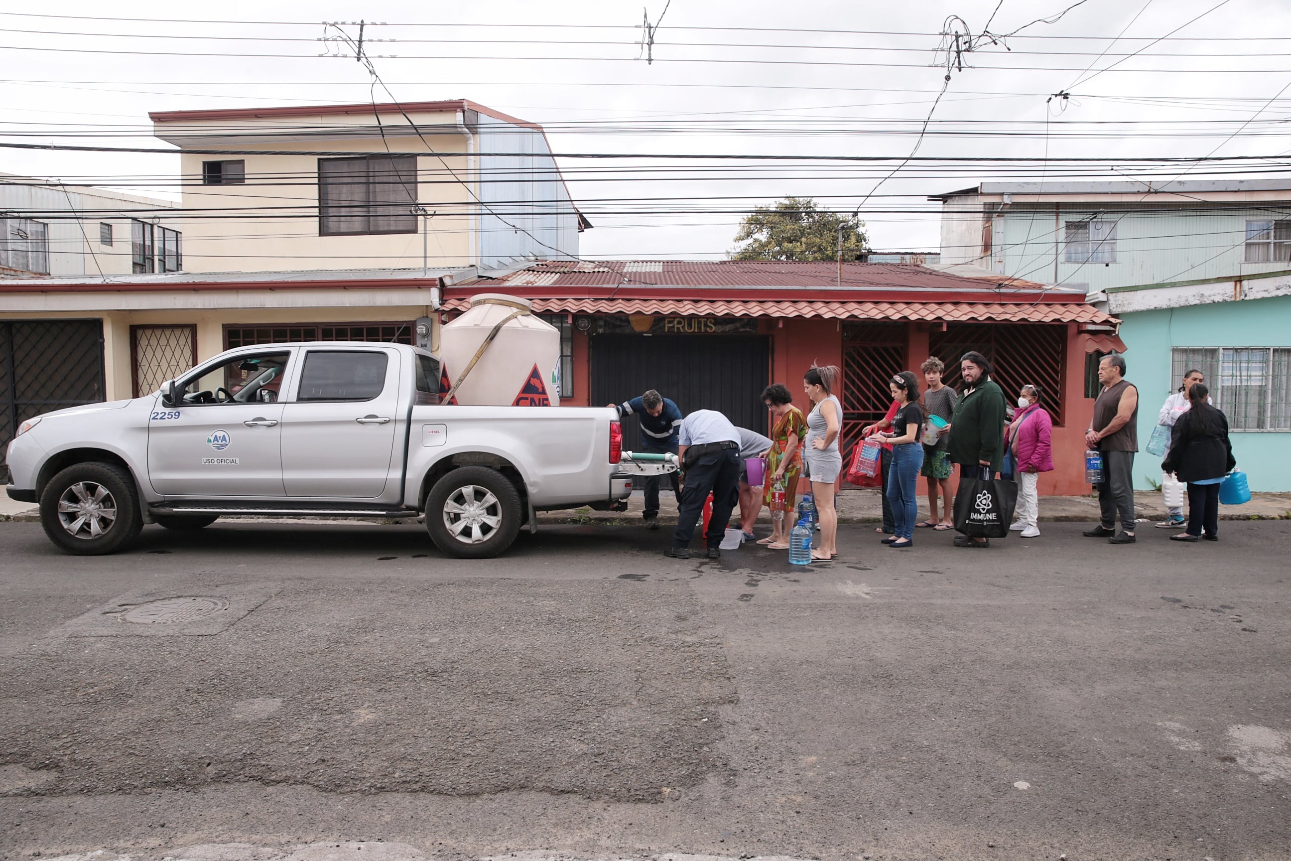 26/01/2024/ Contaminación del agua en Tibás, Moravia Guadalupe afecta a vecinos y comercio, funcionarios del A&A suministran agua en Calle Blancos / foto John Durán
