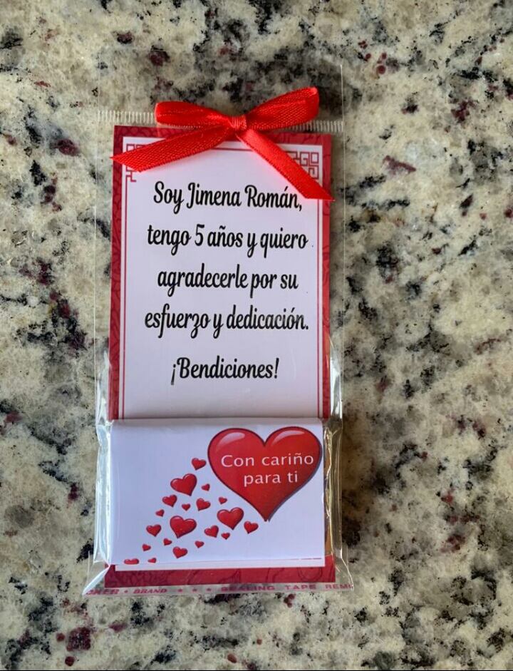 Jimena Isabel Román Ramírez, de 5 años, regaló chocolates a los trabajadores de la salud por su entrega