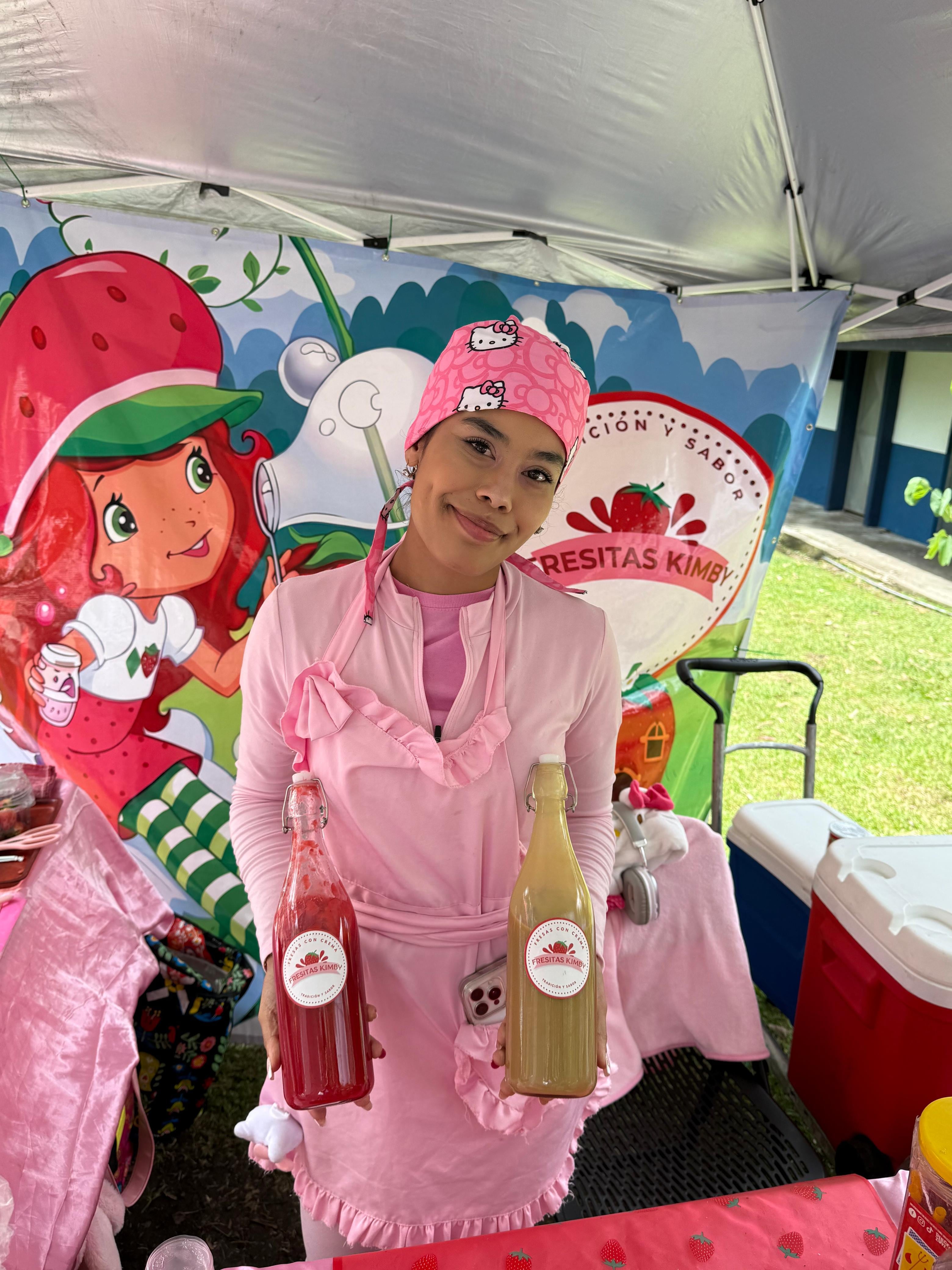 A Kimberly Escobar le dicen Kimby, tiene 21 años de edad y desde hace cinco descubrió que su emprendimiento, Fresitas Kimby, puede ser mucho más que una forma de ganarse unos colones: puede convertirse en el camino para cumplir su sueño profesional.