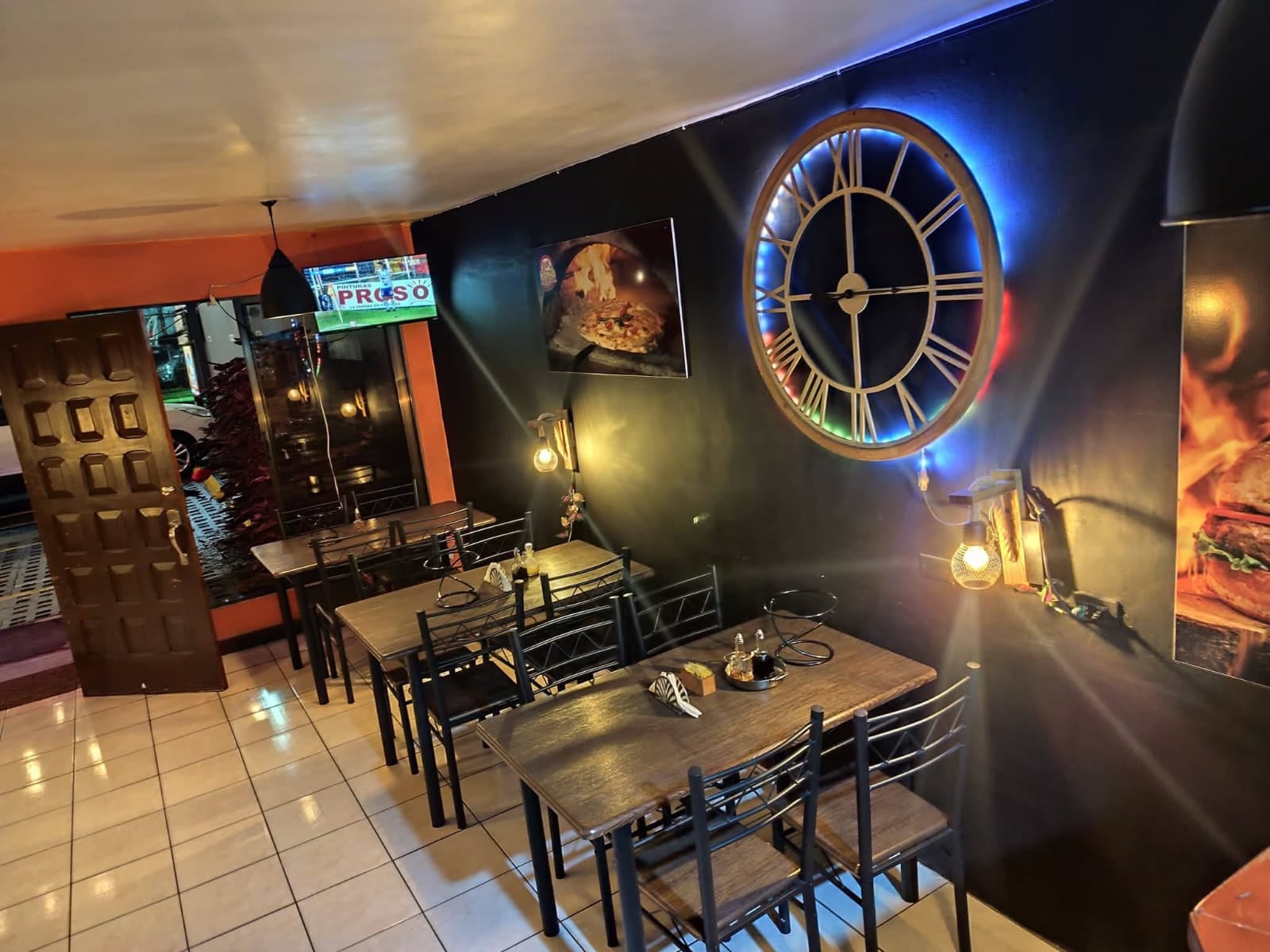 A los 10 años, mientras muchos chiquillos soñaban con ser futbolistas, Jeison Fernández Torres, nacido en el barrio Quemado de Cajón de Pérez Zeledón, ya sabía que lo suyo estaba en la cocina. No era un juego. Era pasión. Jeison fue al Mundial de Pizza en Nápoles y logró el puesto 35. Ya abrió su propia pizzería