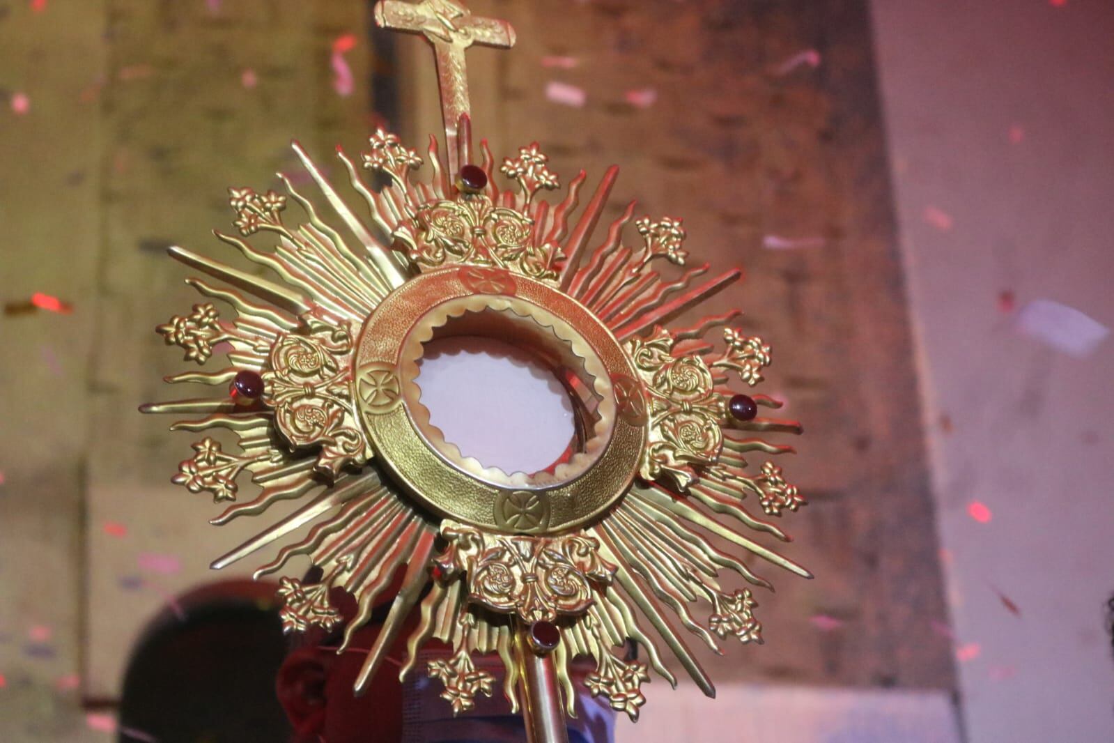 Octavio Zambrana Espinoza es un tico-nicaragüense que por estos días está celebrando el haber sacado un título académico sin olvidar que el camino para ese triunfo de vida comenzó cuando el padre Sergio Valverde de la Asociación Obras del Espíritu Santo les abrió las puertas